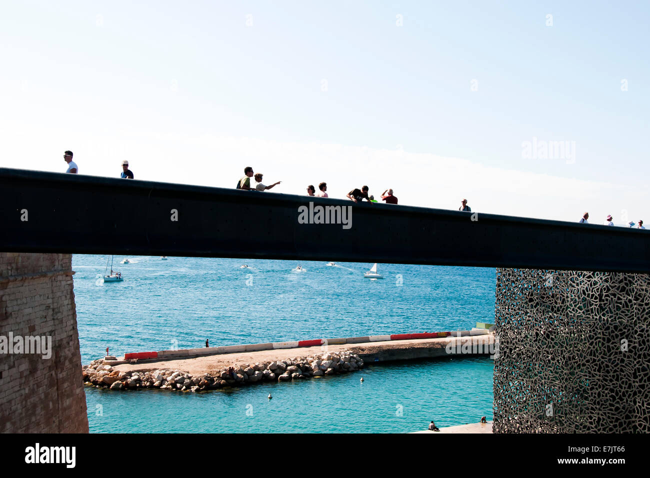 Marseille, Frankreich. Fußgängerweg, die Brücke vom alten Hafen (le vieux Port) in Marseille zum neuen Hafenbaubetrieb und Museum, dem MuCEM. Stockfoto