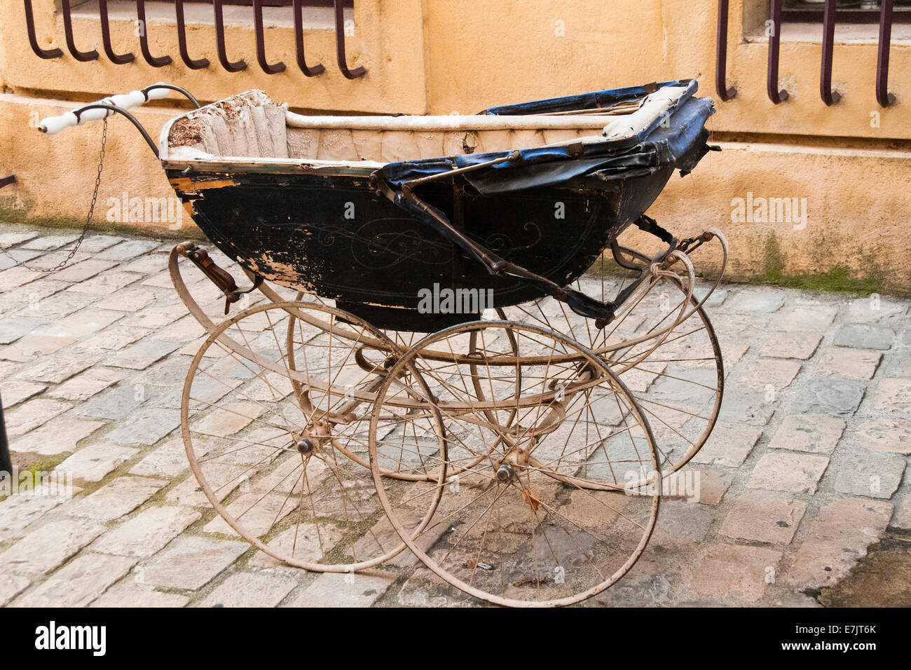 Altes Baby Kinderwagen gesehen außerhalb eines antiken Nippes-Shops in Aix-En-Provence, Frankreich. Stockfoto