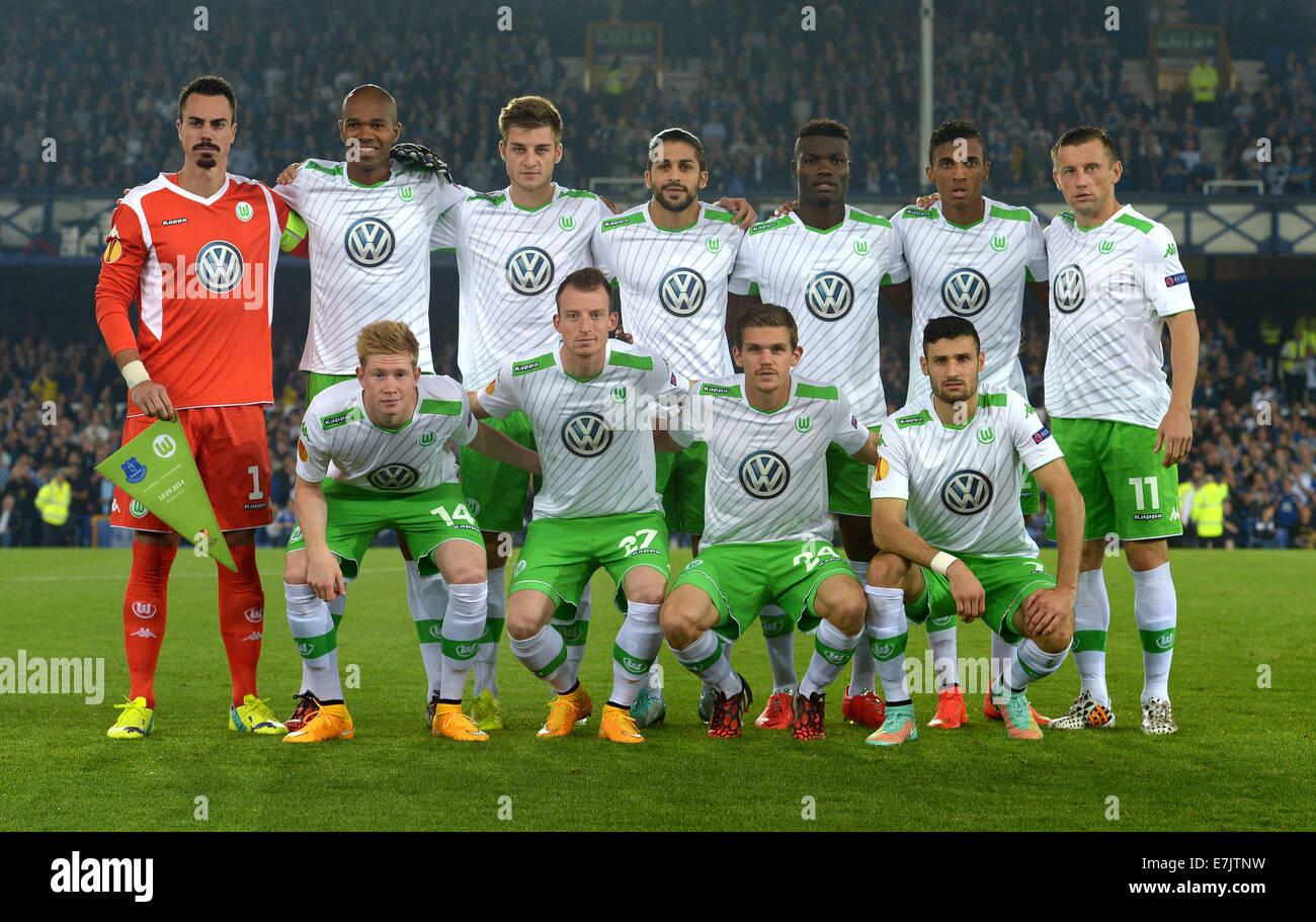 Liverpool, Vereinigtes Königreich. 18. Sep, 2014. Wolfsburgs Diego Benaglio, Naldo, Robin Knoche, Ricardo Rodriguez, Junior Malanda, Luiz Gustavo, Ivica Olic (Bach, L-R), Kevin De Bruyne, Maximilian Arnold, Sebastian Jung, Daniel Caligiuri (vorne, L-R) für ein Gruppenbild vor der UEFA Europa League-Gruppe H-Fußballspiel zwischen FC Everton und VfL Wolfsburg im Goodison Park, Liverpool, Großbritannien, 18. September 2014 darstellen. © Dpa picture-Alliance/Alamy Live News Stockfoto