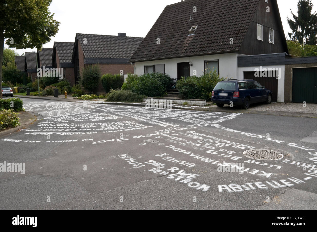 Schreiben auf der Straße, ein Protest in einem Wohngebiet in Deutschland. Stockfoto