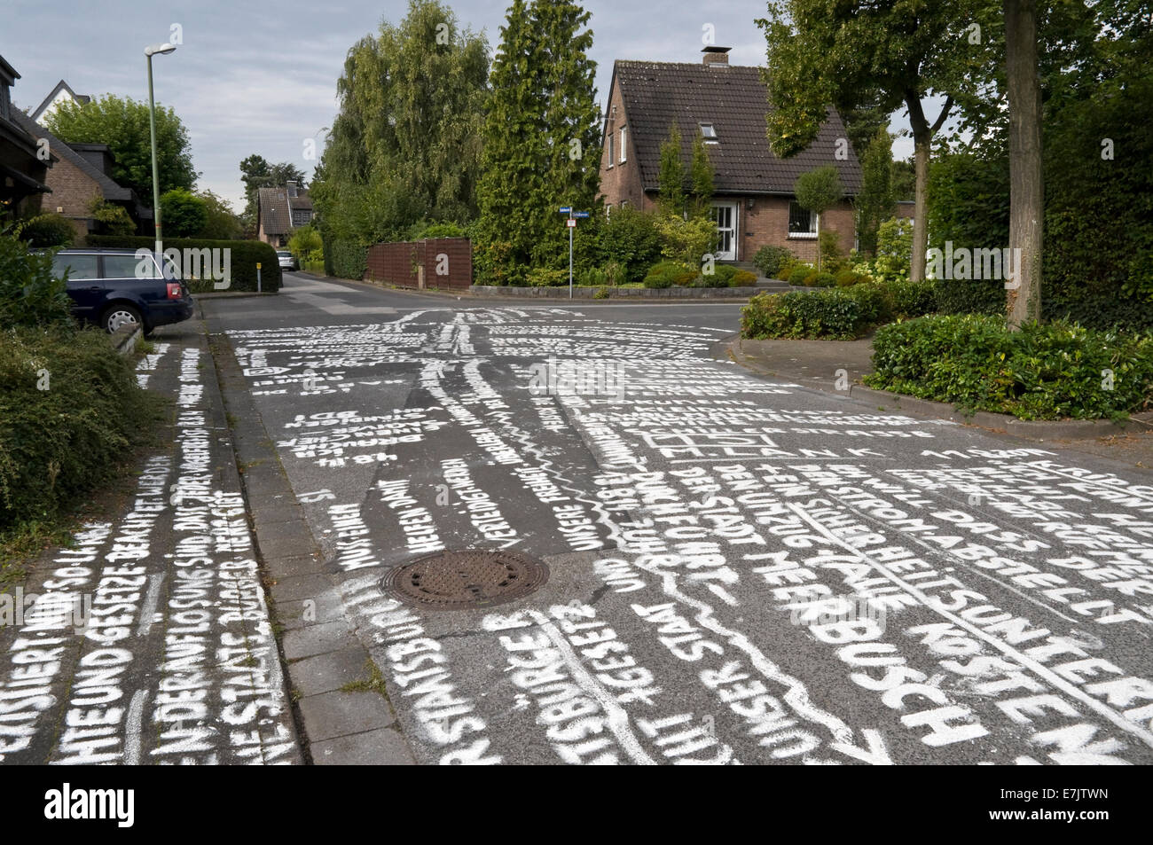 Schreiben auf der Straße, ein Protest in einem Wohngebiet in Deutschland. Stockfoto