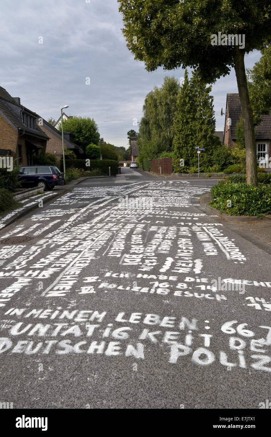 Schreiben auf der Straße, ein Protest in einem Wohngebiet in Deutschland. Stockfoto