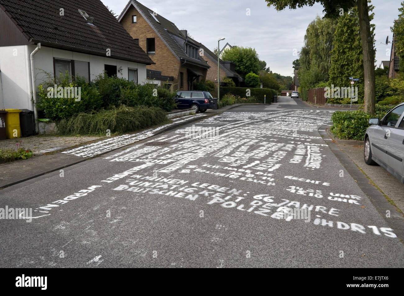 Schreiben auf der Straße, ein Protest in einem Wohngebiet in Deutschland. Stockfoto