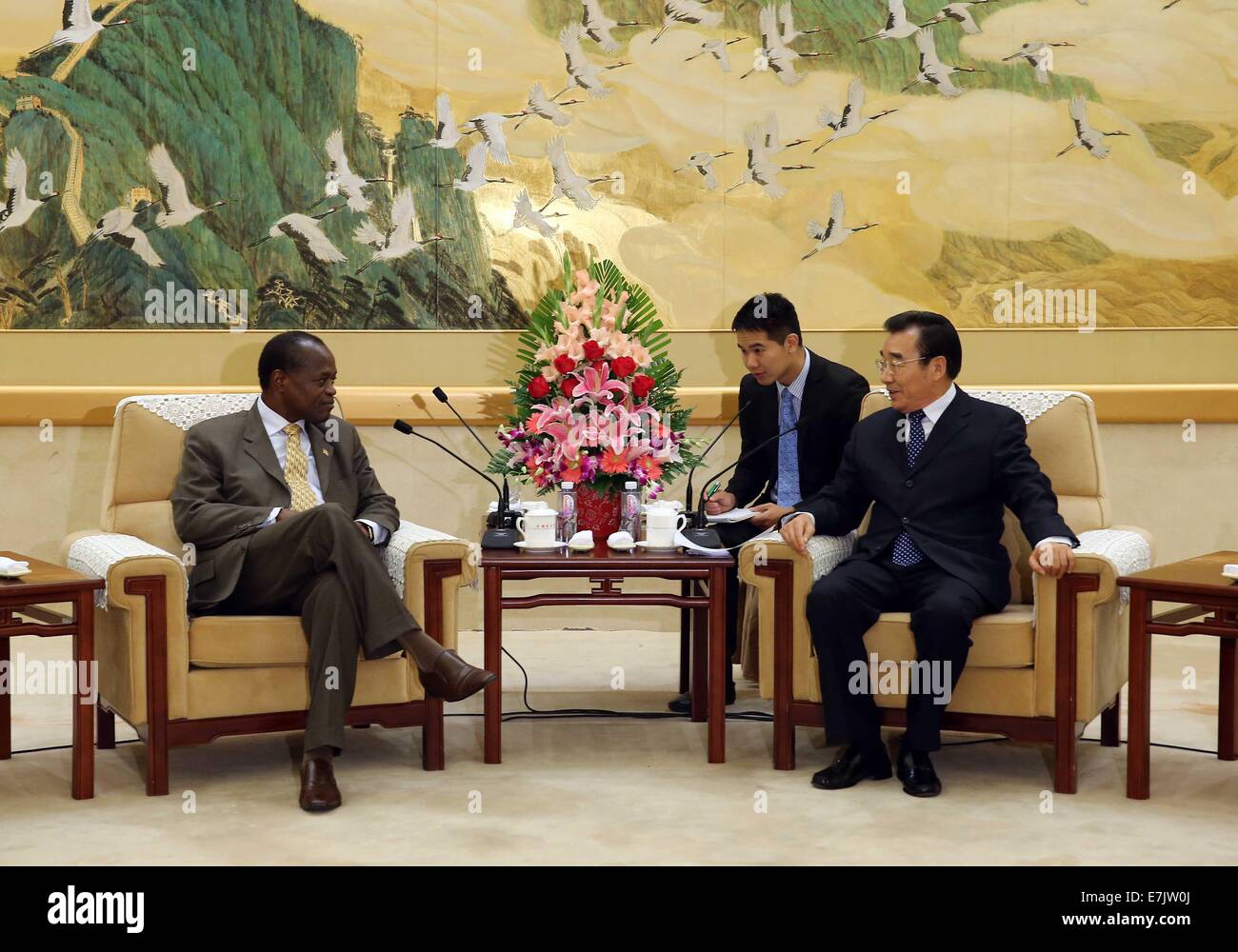 Peking, China. 19. Sep, 2014. Zhang Qingli (R), stellvertretender Vorsitzender und Generalsekretär des Nationalkomitees der politischen Konsultativkonferenz des chinesischen Volkes erfüllt mit einer Grenadian Delegation der neuen Nationalpartei unter der Leitung des stellvertretenden Ministerpräsidenten Elvin Nimrod in Peking, Hauptstadt von China, 19. September 2014. © Liu Weibing/Xinhua/Alamy Live-Nachrichten Stockfoto