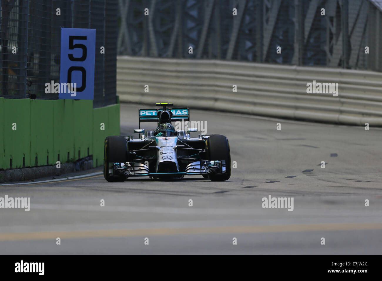 Singapur, Marina Bay Street Circuit. 19. Sep, 2014. Formel 1 Grand Prix Singapur. Nico Rosberg von Mercedes findet auf der Rennstrecke während Freitag Training Credit: Action Plus Sport/Alamy Live News Stockfoto