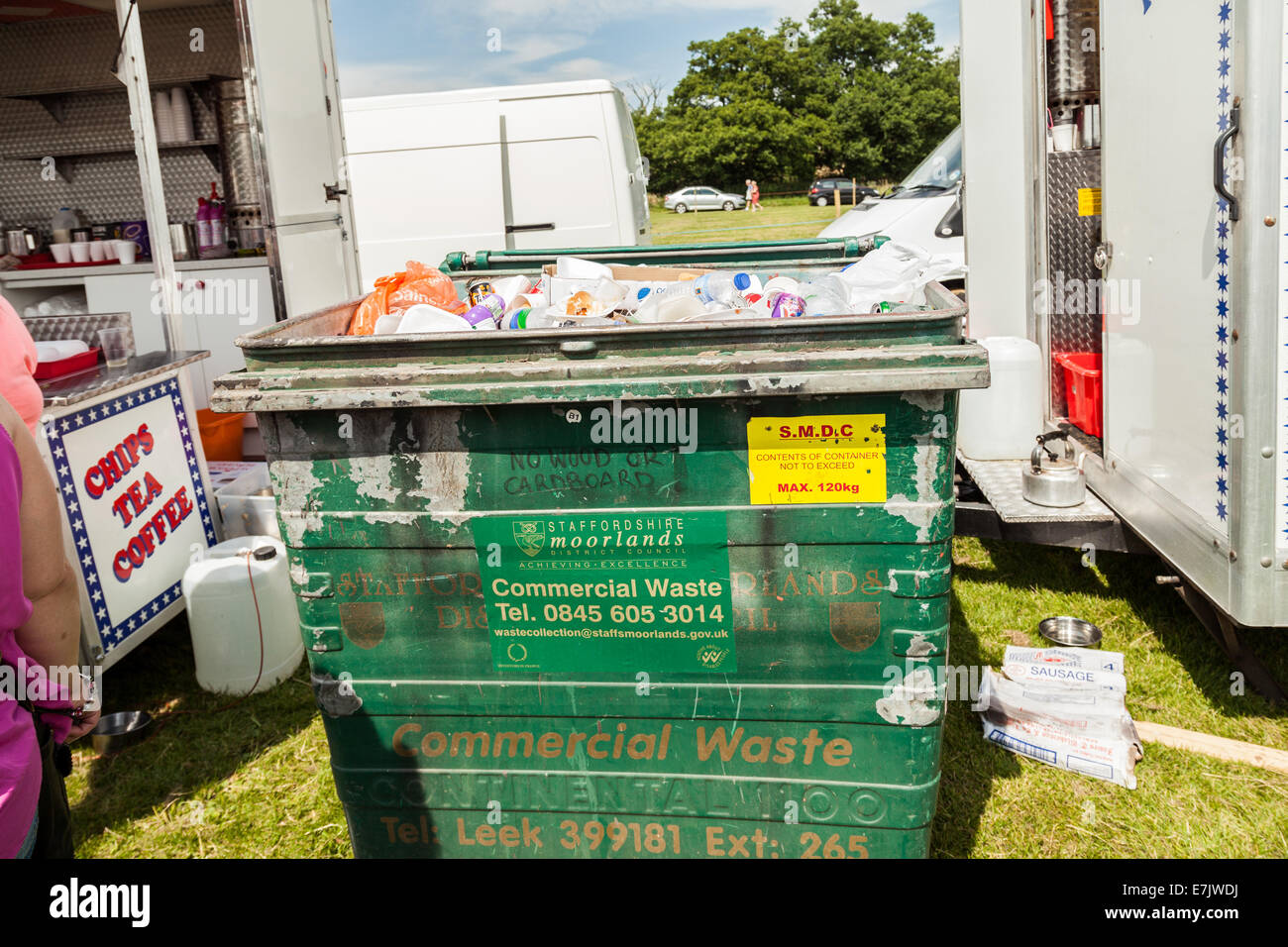 Lauch & Bezirk zeigen, Staffordshire, England, Großbritannien, 2014. Gewerbliche Abfälle entsorgen bin voller Müll, im Freiland. Stockfoto