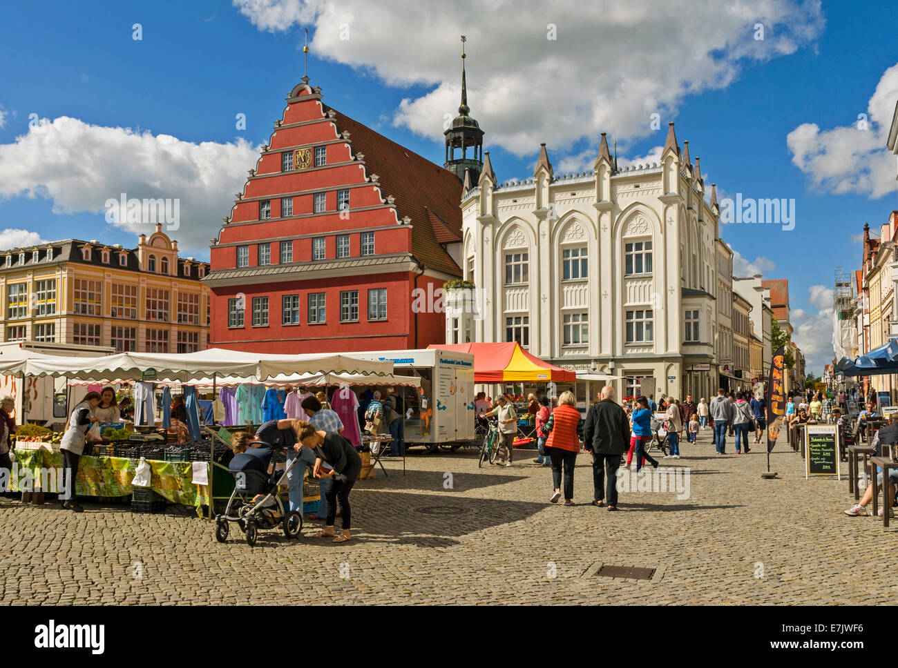 Marktplatz & Rathaus, Greifswald, Mecklenburg-Western Pomerania, Deutschland. Stockfoto