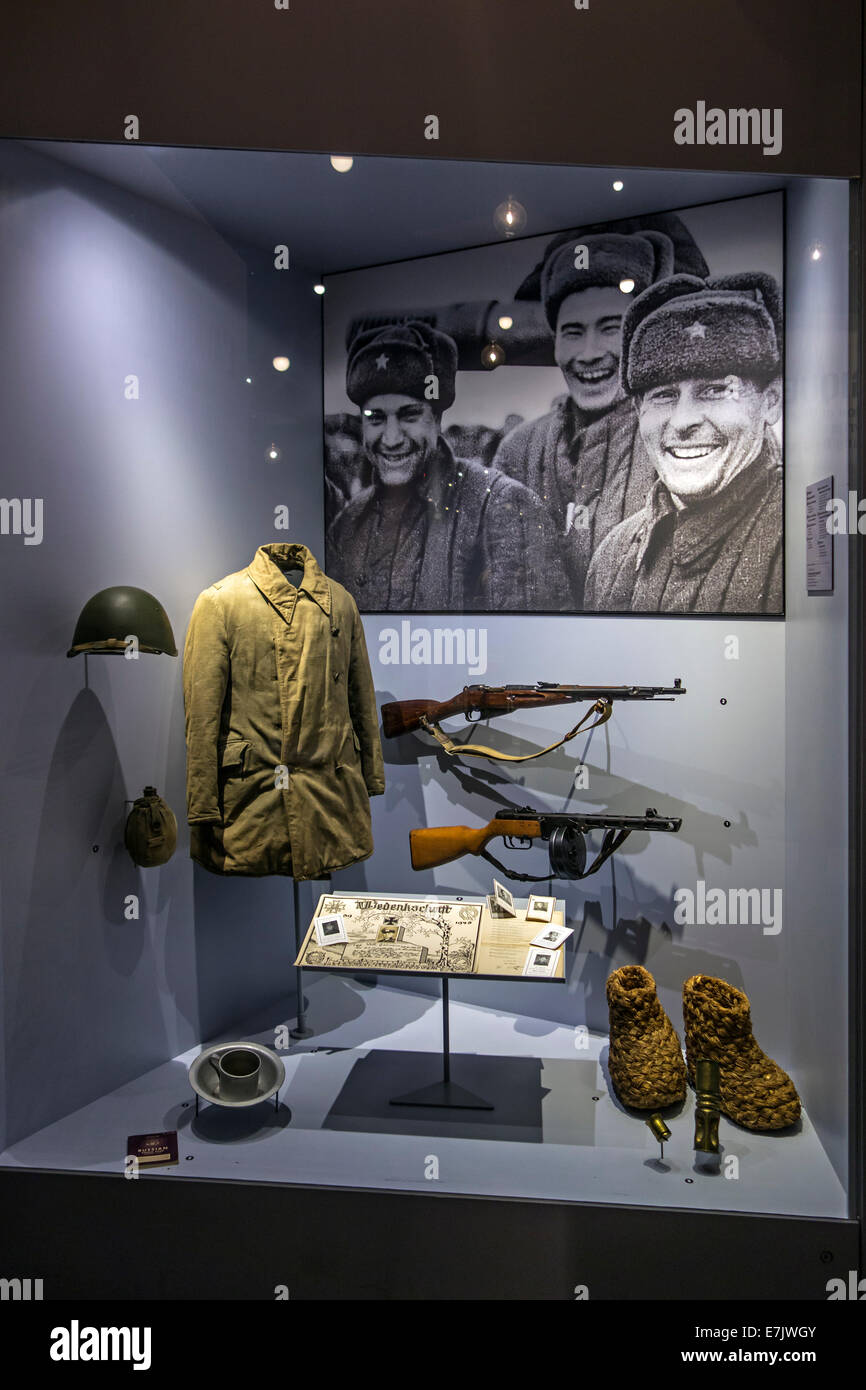 Russische Uniform und Waffen im Kriegsmuseum Bastogne über Weltkrieg zwei Ardennenoffensive in den belgischen Ardennen, Belgien Stockfoto