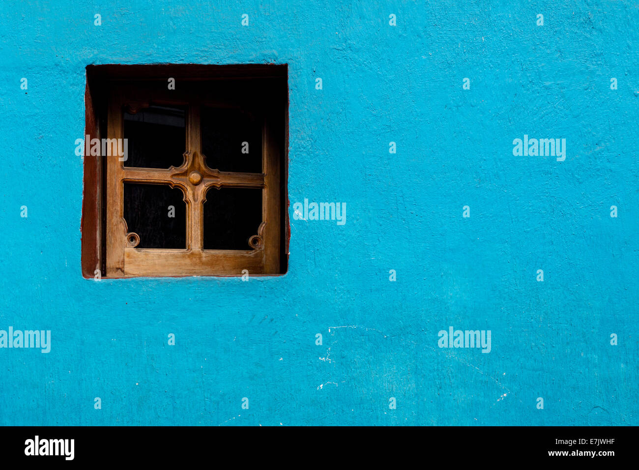 Holzfenster in einer blauen Wand, Santiago Atitlan, Solola, Guatemala Stockfoto