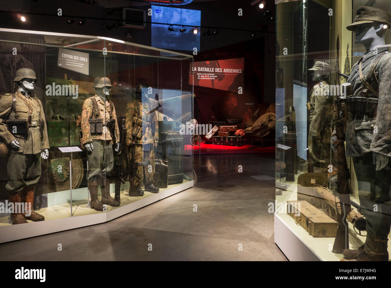 Deutschen Soldat Waffen und Uniformen in Bastogne Kriegsmuseum über Weltkrieg zwei Schlacht der Ausbuchtung, Ardennen, Belgien Stockfoto