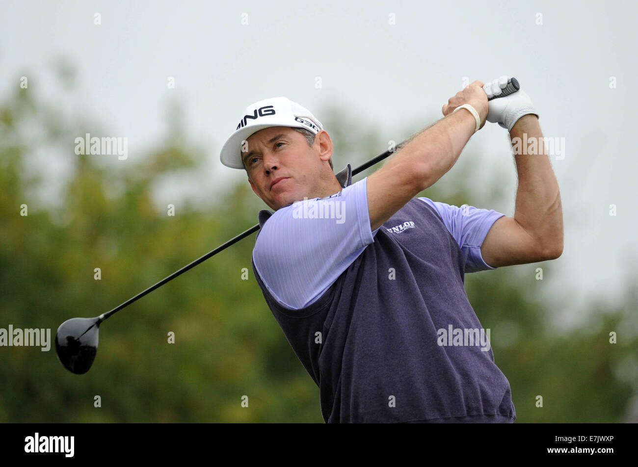 ISPS Handa Wales Open Golf Tag 2: Lee Westwood am 14. Loch auf dem Golfplatz von Celtic Manor in Newport, UK heute Nachmittag abschlägt. Bildnachweis: Phil Rees/Alamy Live-Nachrichten Stockfoto