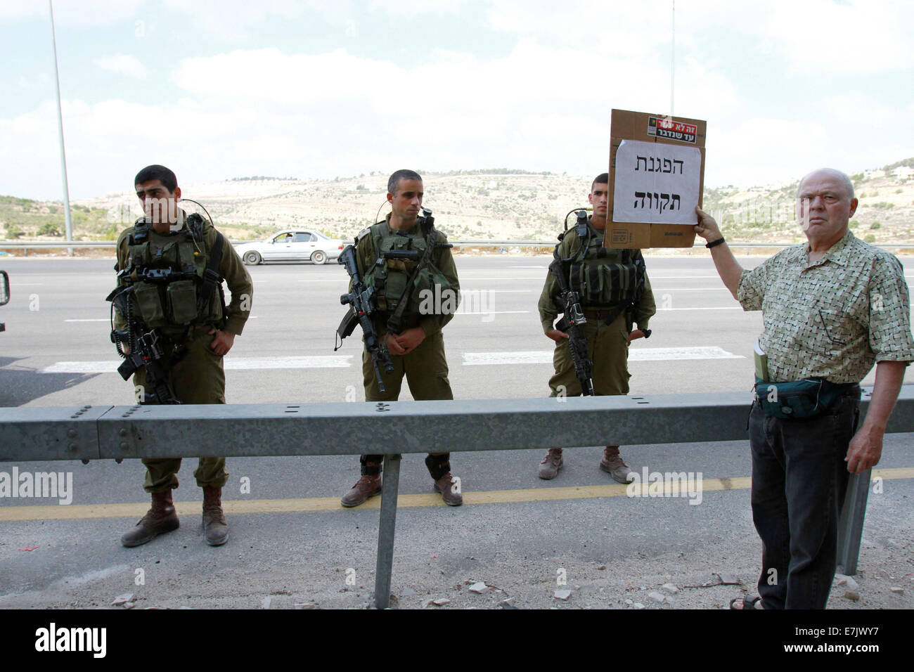 Mitglieder der Kämpfer für den Frieden zu demonstrieren in der Nähe von Dorf Husan, westlich von Bethlehem aus Protest gegen die Beschlagnahme von vier tausend Hektar Land. Kämpfer für den Frieden ist eine Bi-nationale Bewegung von Israelis und Palästinensern, die einen gewaltfreien Kampf führen und eine friedliche Lösung der zwei Staaten für zwei Völker zu unterstützen: Israel und Palästina. © Muhesen Amren/Pacific Press/Alamy Live-Nachrichten Stockfoto