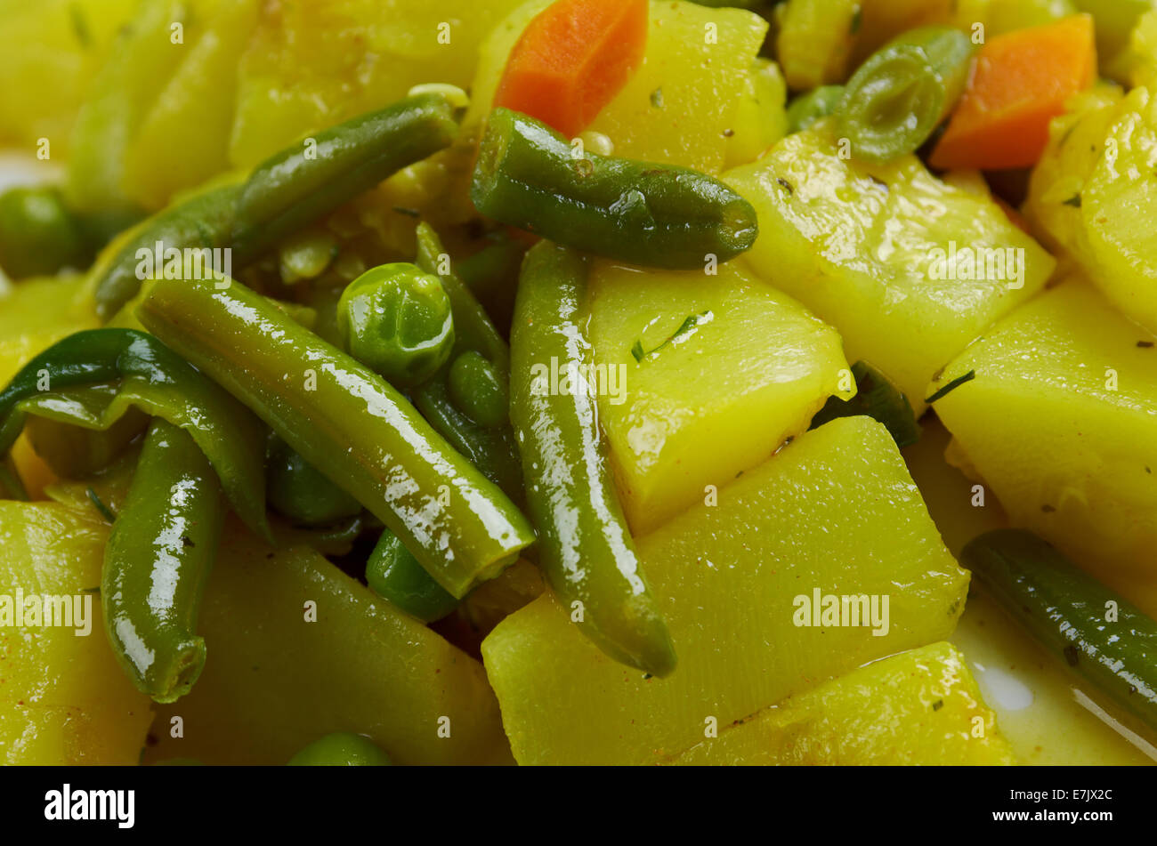 Zucchine in Umido Con Uova - italienischer Küche gedünsteten Zucchini mit Gewürzen Stockfoto