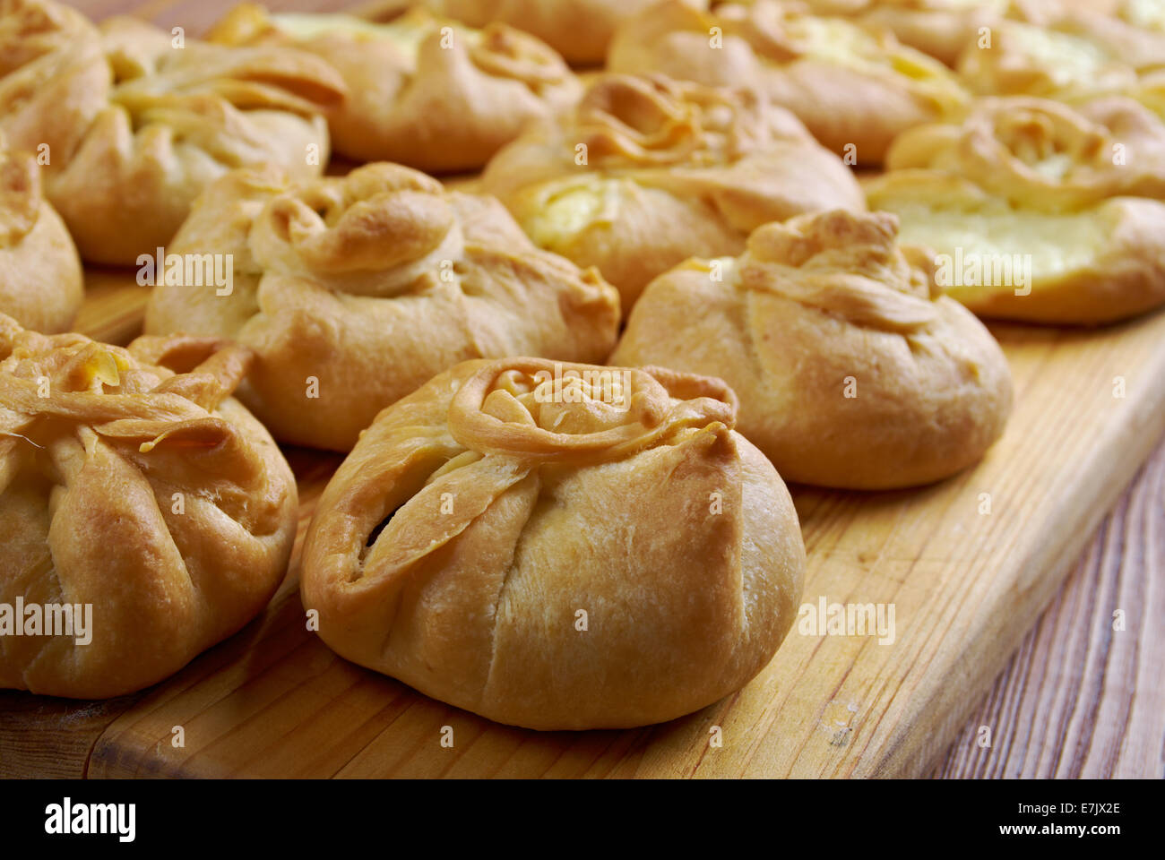 Russische Pasteten Mit Kase Und Krautern Stockfoto Bild 73559654