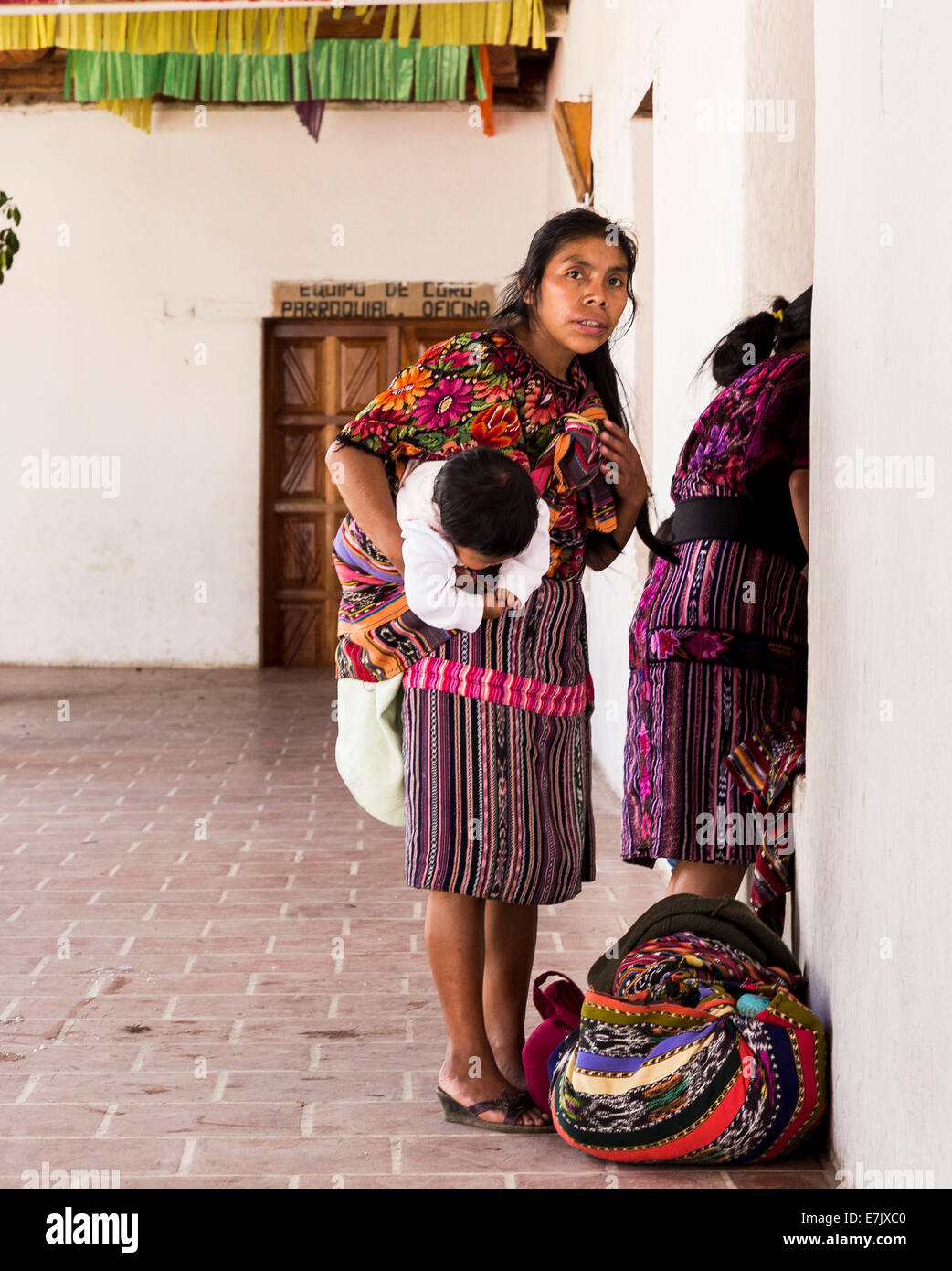 Guatemaltekischen Frau hält ihr Baby unter dem Arm in Chichicastenango, Guatemala Stockfoto