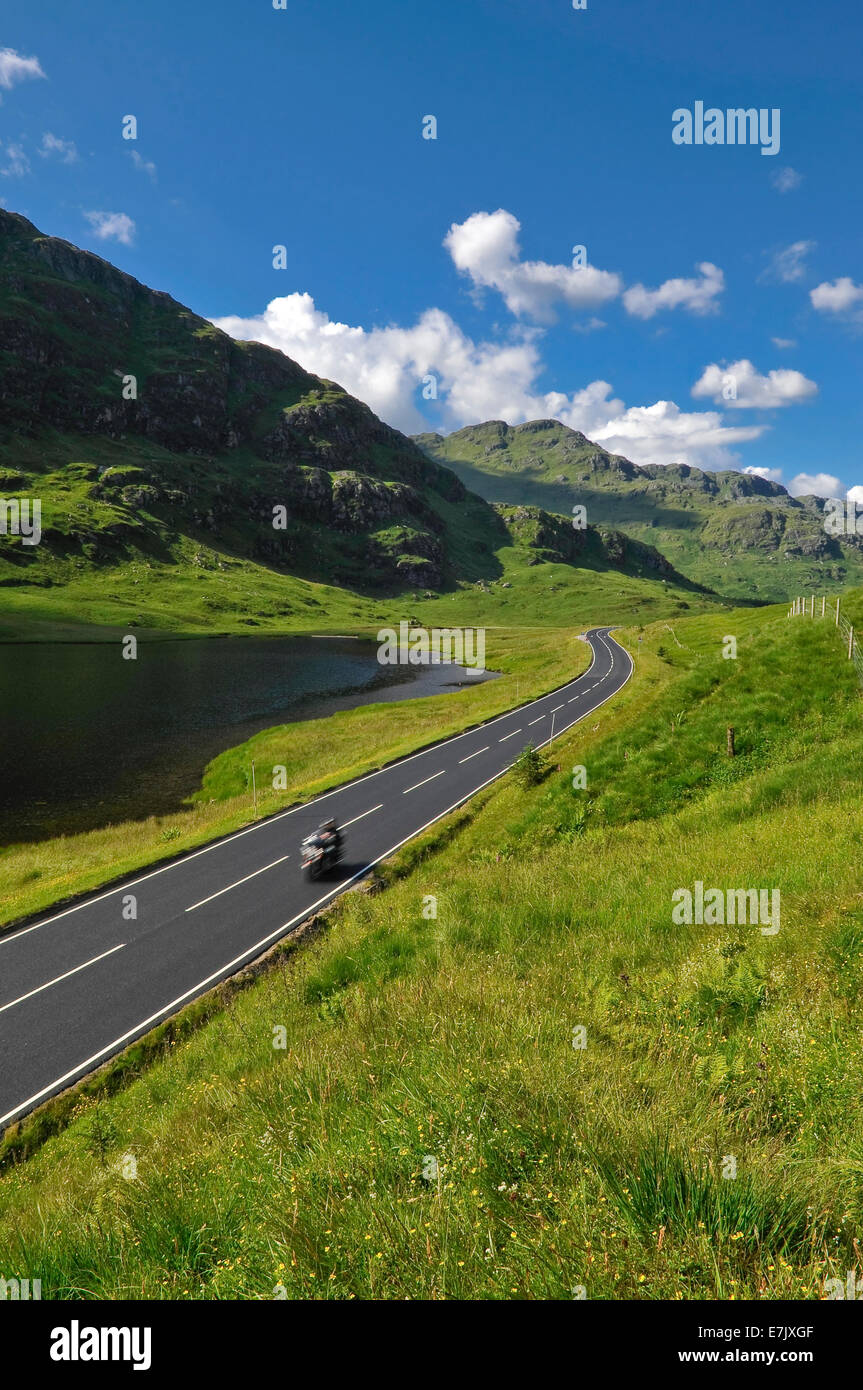 Beschleunigung Motorrad auf Bergstraße in Schottland. Straße A83 Argyll und Bute, Loch Restil Stockfoto