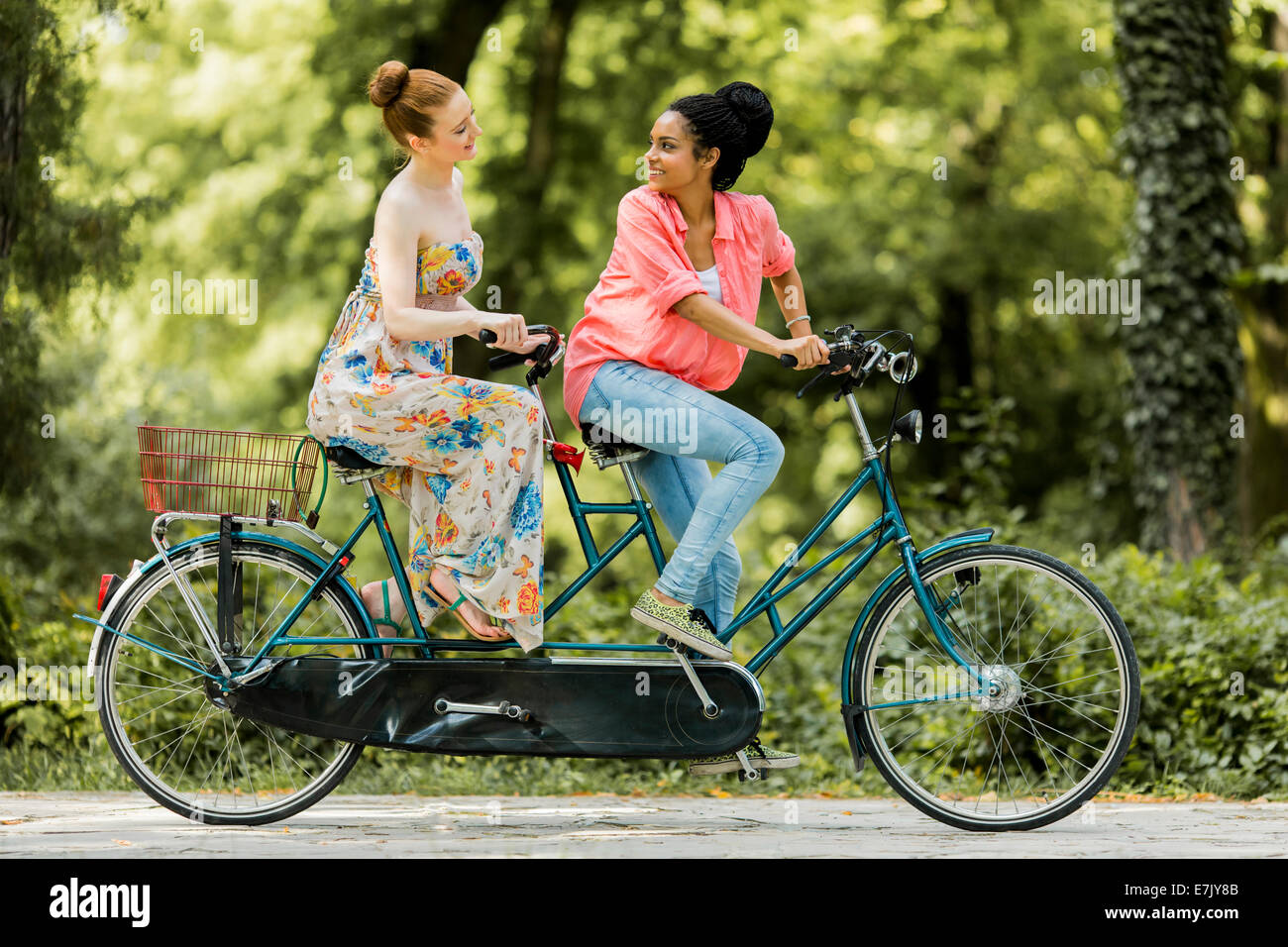 Junge Frauen fahren auf dem Fahrrad Stockfoto