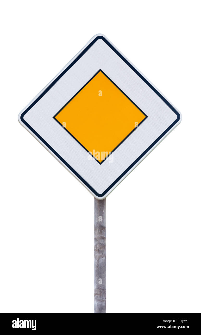 Europäische Priorität Straßenschild vor weißem Hintergrund Stockfoto