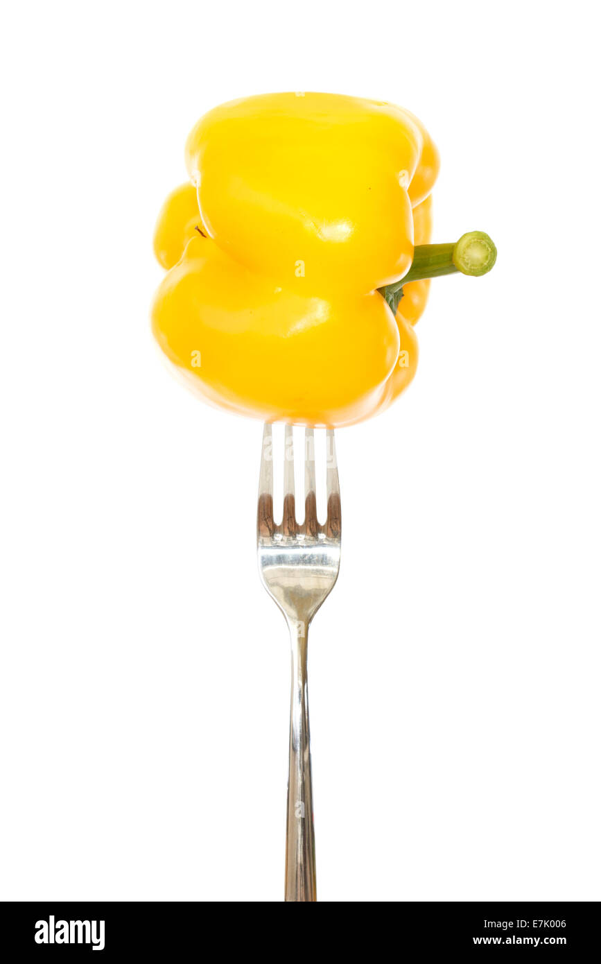 Ganz gelbe Paprika, fixiert auf einer Gabel vor weißem Hintergrund Stockfoto