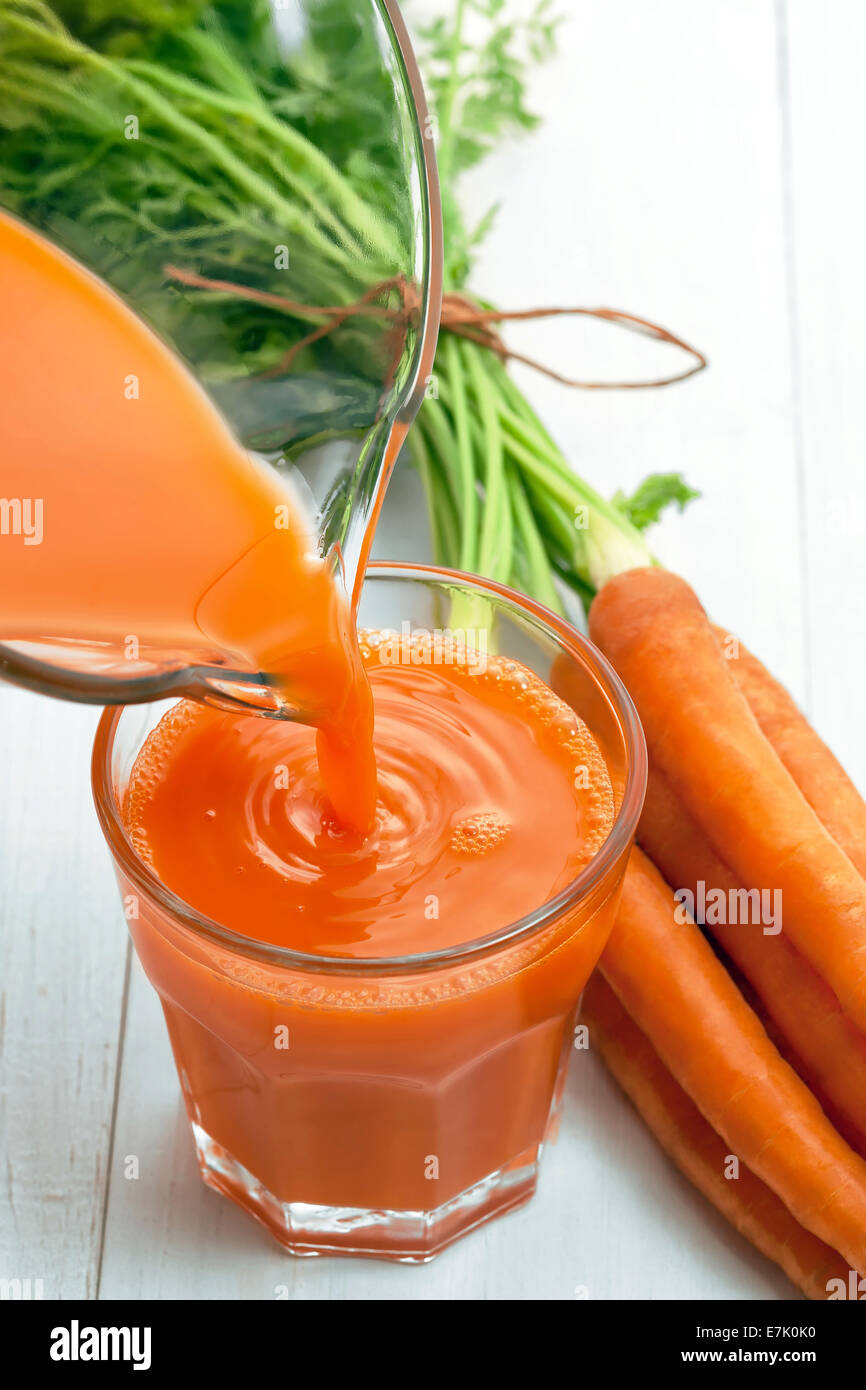 Karottensaft für gesundes Getränk auf weißem Holz Stockfoto