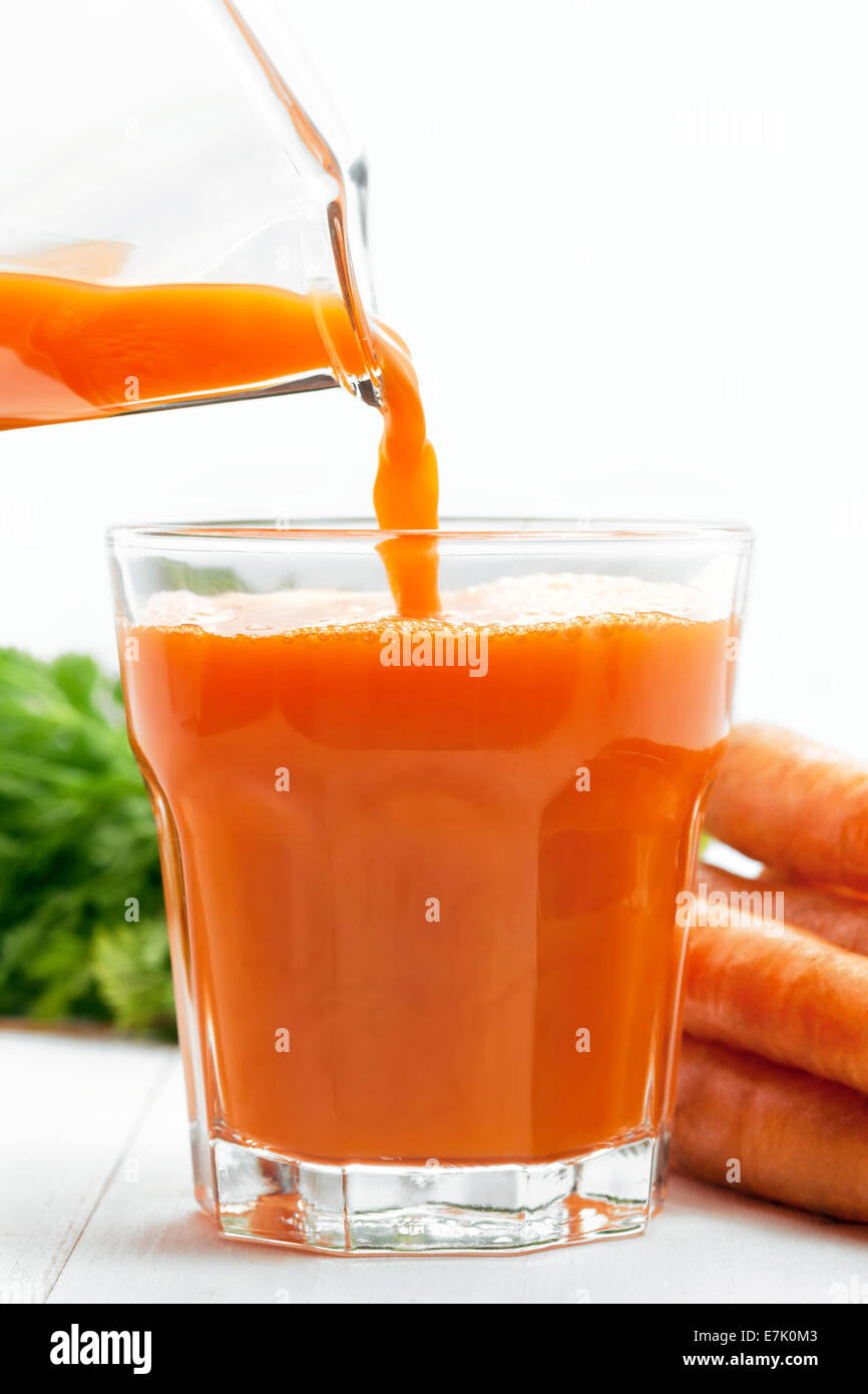 Karottensaft für gesundes Getränk auf weißem Hintergrund Stockfoto
