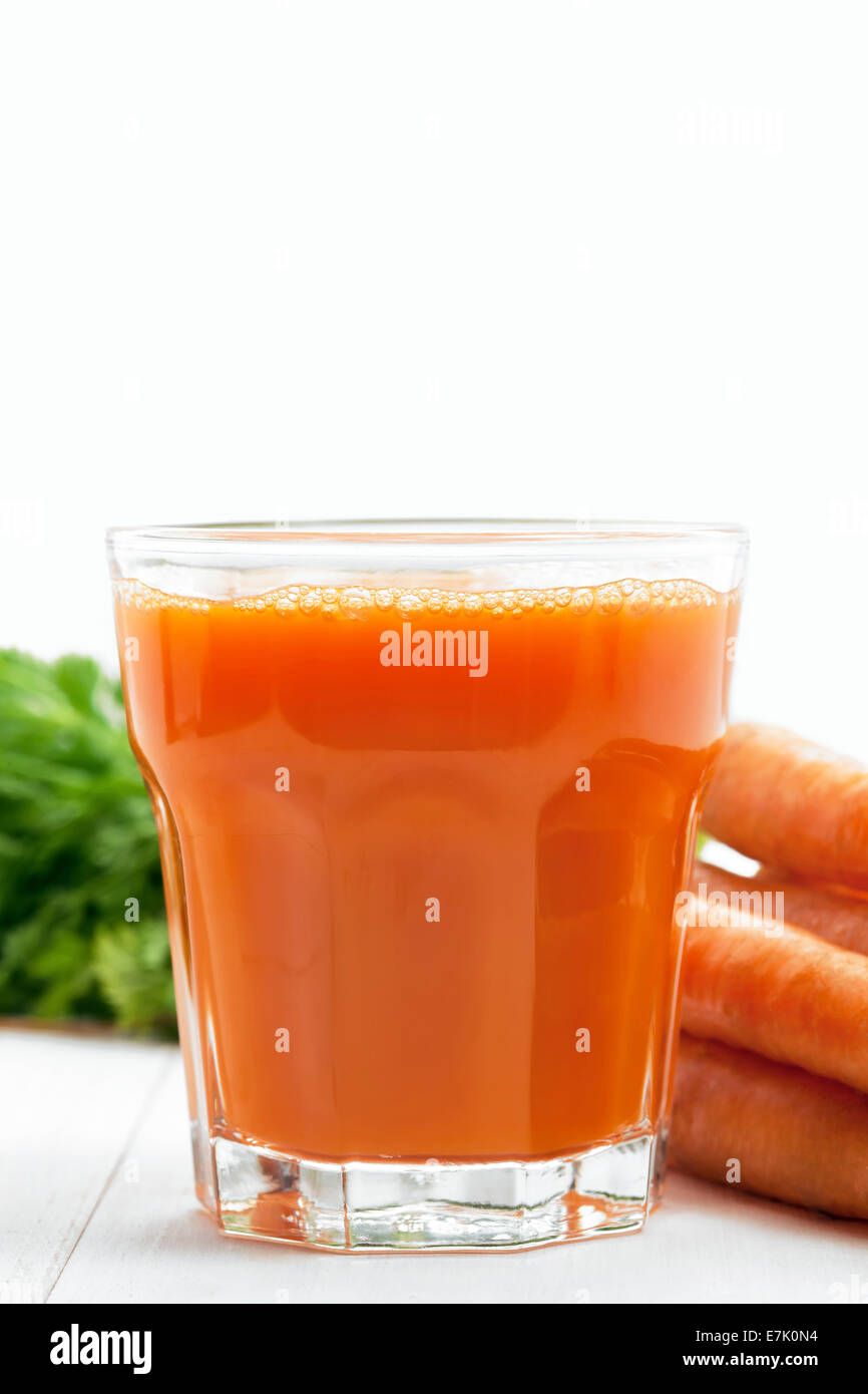 Karottensaft auf weißem Hintergrund Stockfoto