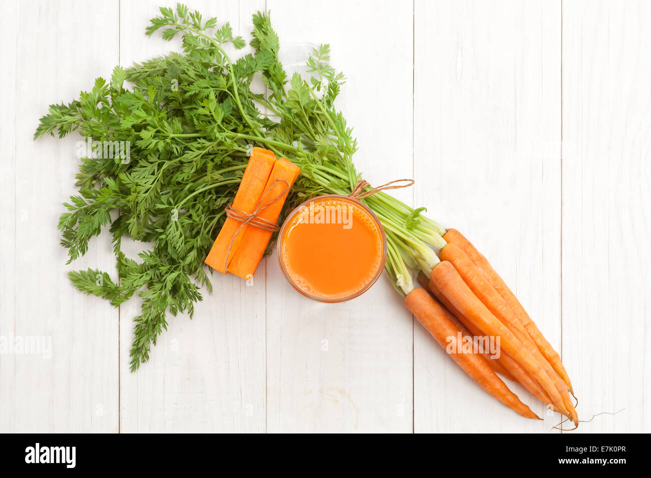 Karotte auf weißem Holz Hintergrund Stockfoto