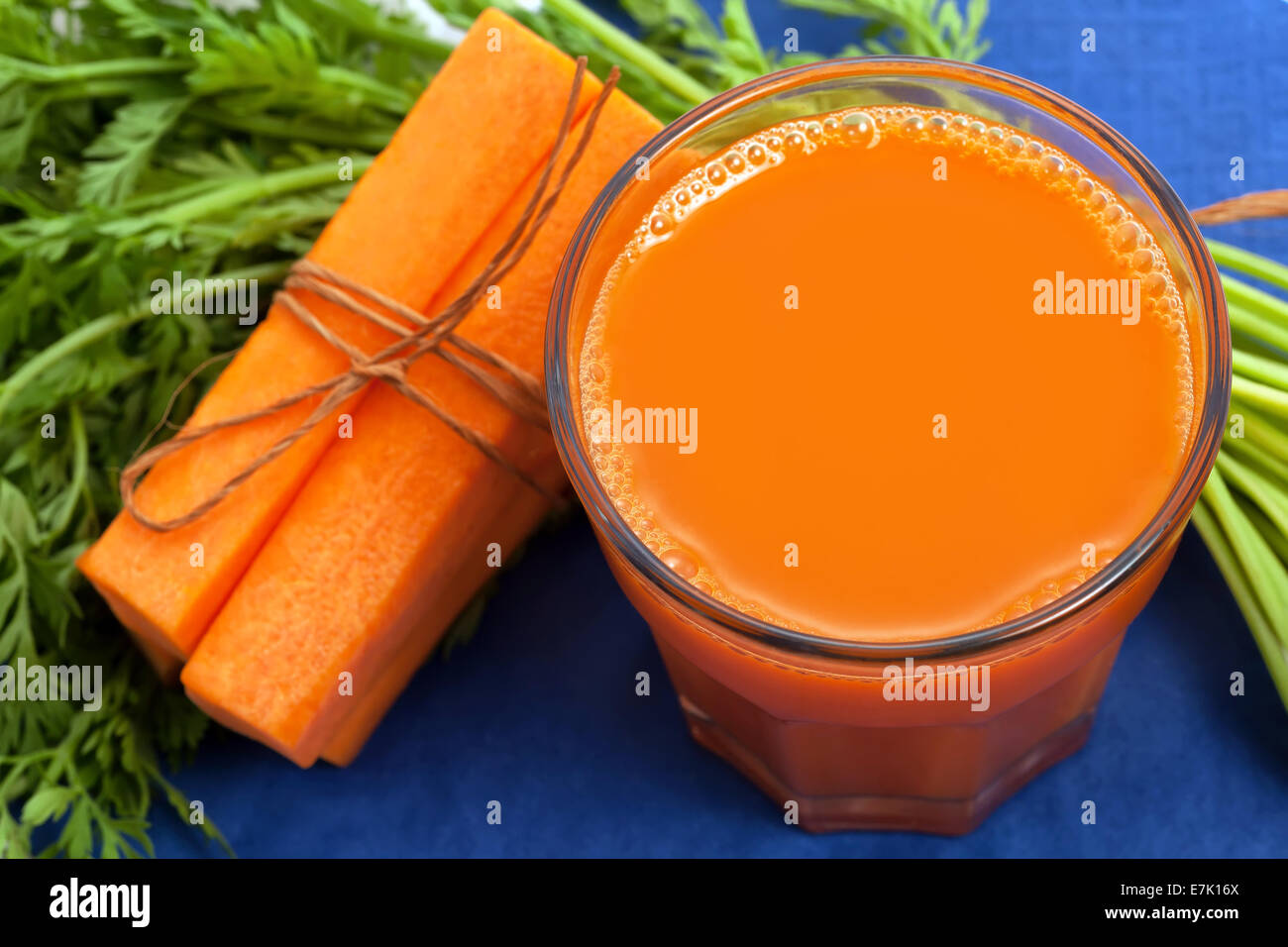 Karottensaft in Glas closeup Stockfoto