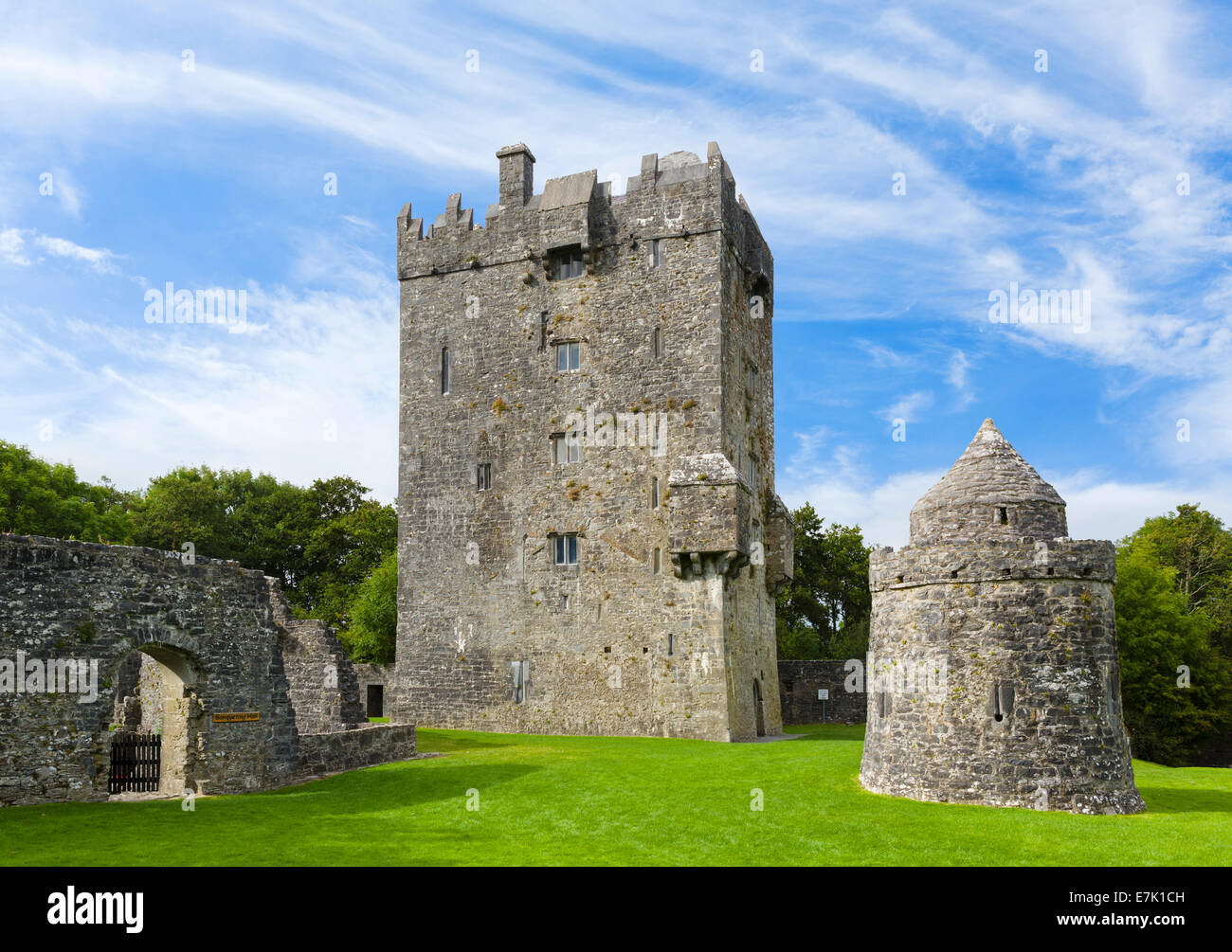 Aughnanure Castle, eine traditionelle Wohnturm in Oughterard, County Galway, Irland Stockfoto