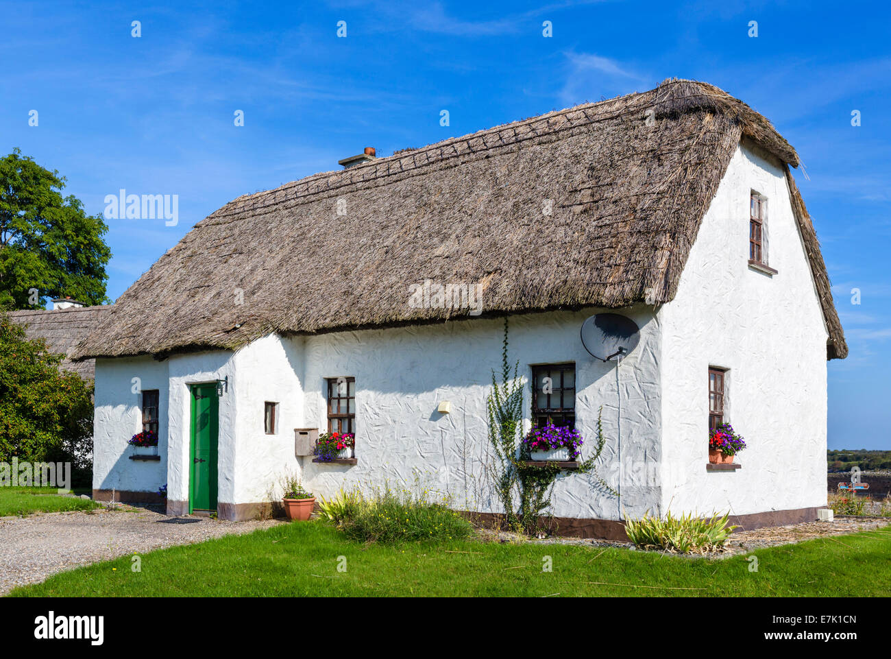 Traditionellen Reetdachhaus auf Dunguaire auf Bucht von Galway, County Galway, Irland Stockfoto