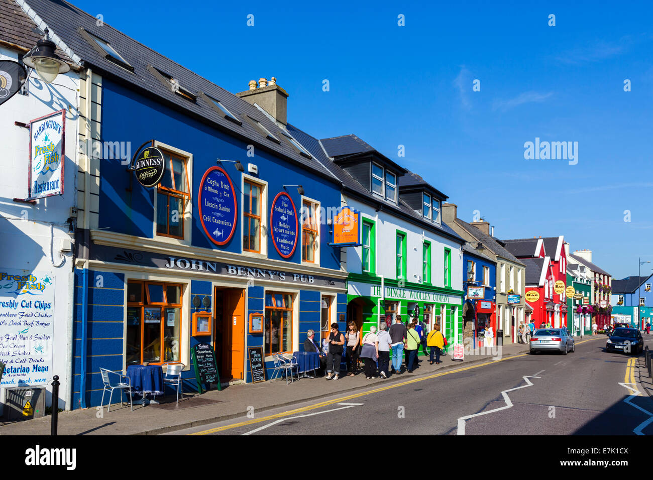 Geschäfte, Pubs und Hotels am Strand Street an der Uferpromenade in Dingle Halbinsel Dingle, County Kerry, Irland Stockfoto