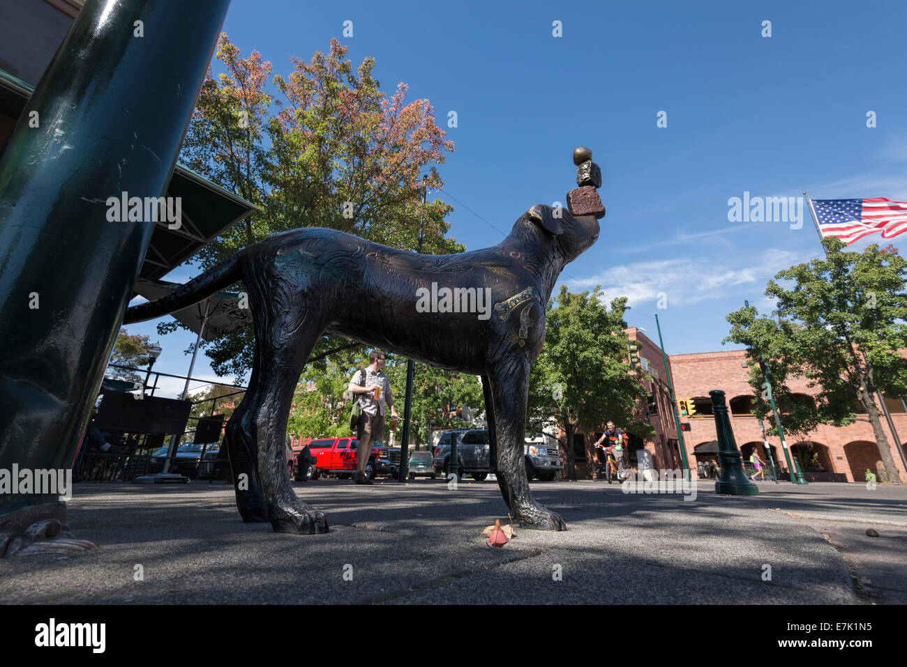 "Gedanken entdeckt", eine Skulptur von Brad Rude, in der Innenstadt von Walla Walla, Washington. Stockfoto