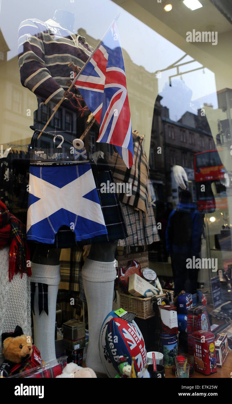 Edinburgh, Schottland. 19. Sep, 2014. Souvenirs sind in das Schaufenster der einen Souvenir-Shop in Edinburgh, Schottland, am 19. September 2014 gesehen. Die "Nein" Kampagne gewann das schottische Referendum am Freitag, das Gebiet innerhalb des Vereinigten Königreichs zu halten. © Han Yan/Xinhua/Alamy Live-Nachrichten Stockfoto