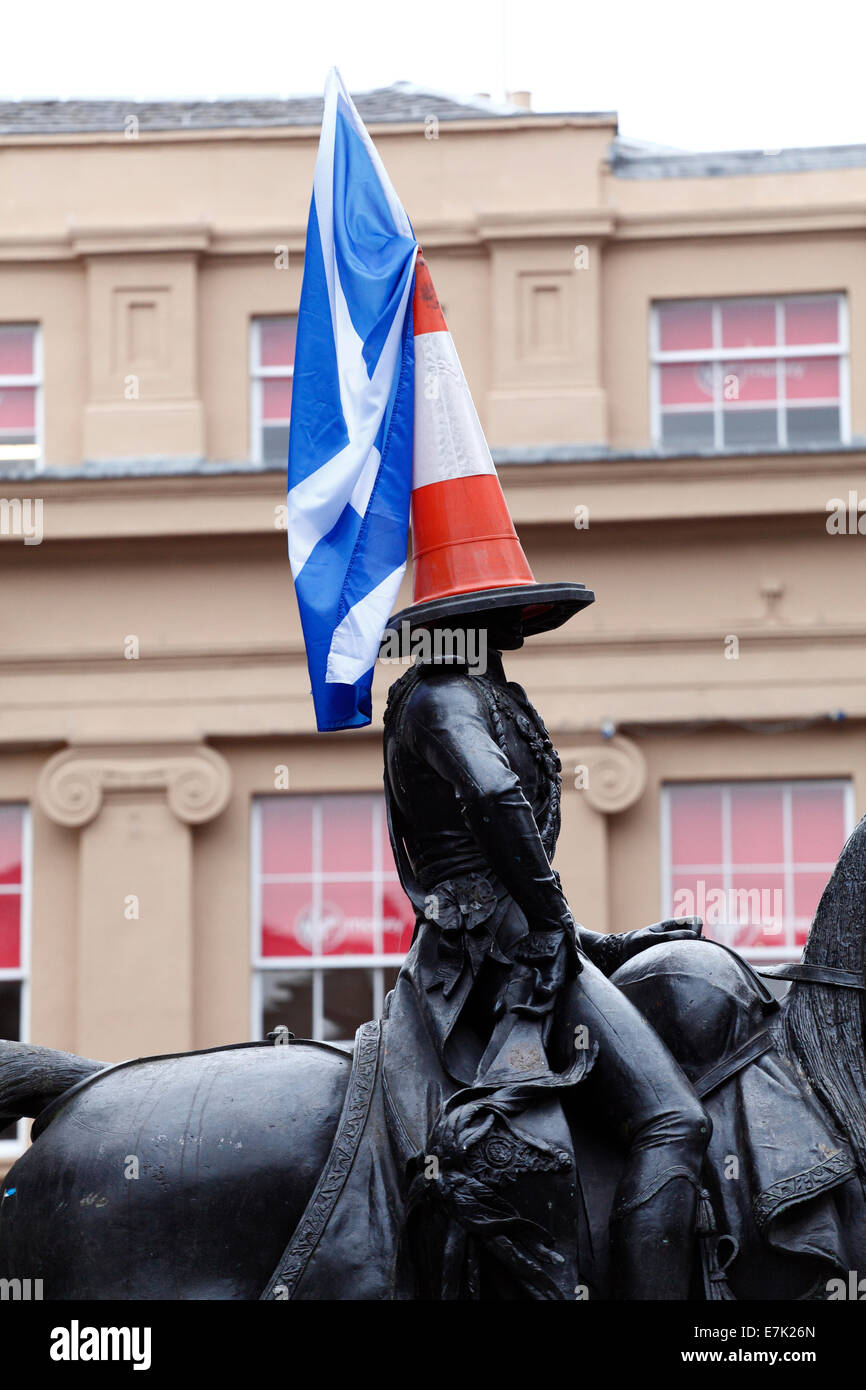 Royal Exchange Square, Glasgow, Schottland, Großbritannien, Freitag, 19. September 2014. Am Tag nach der Abstimmung in Schottland im Unabhängigkeitsreferendum wird die Statue des Duke of Wellington auf dem Royal Exchange Square neben dem üblichen Verkehrskegel mit einer Schottland-Flagge geschmückt. Stockfoto