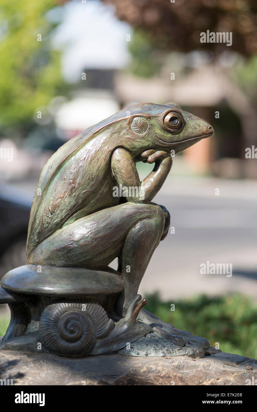 "Der Denker," eine Skulptur von Ralph Trethewey in der Innenstadt von Walla Walla, Washington. Stockfoto