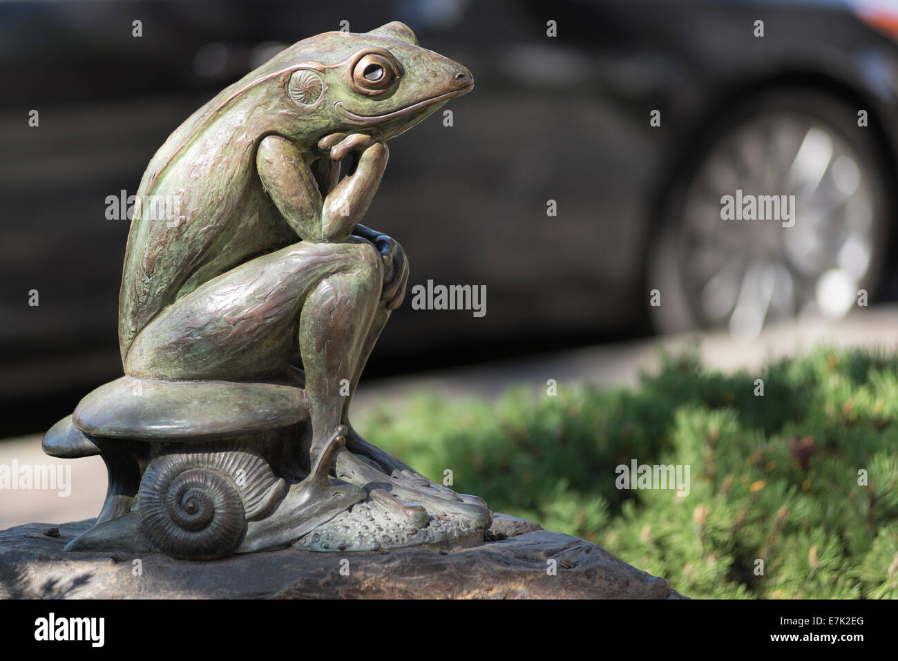 "Der Denker," eine Skulptur von Ralph Trethewey in der Innenstadt von Walla Walla, Washington. Stockfoto