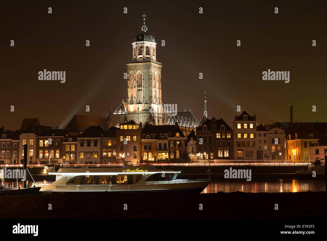 Beleuchtete Skyline der Stadt Deventer, in der Mitte der Niederlande wegen ein besonderes Wochenende von Charles Dickens Stockfoto