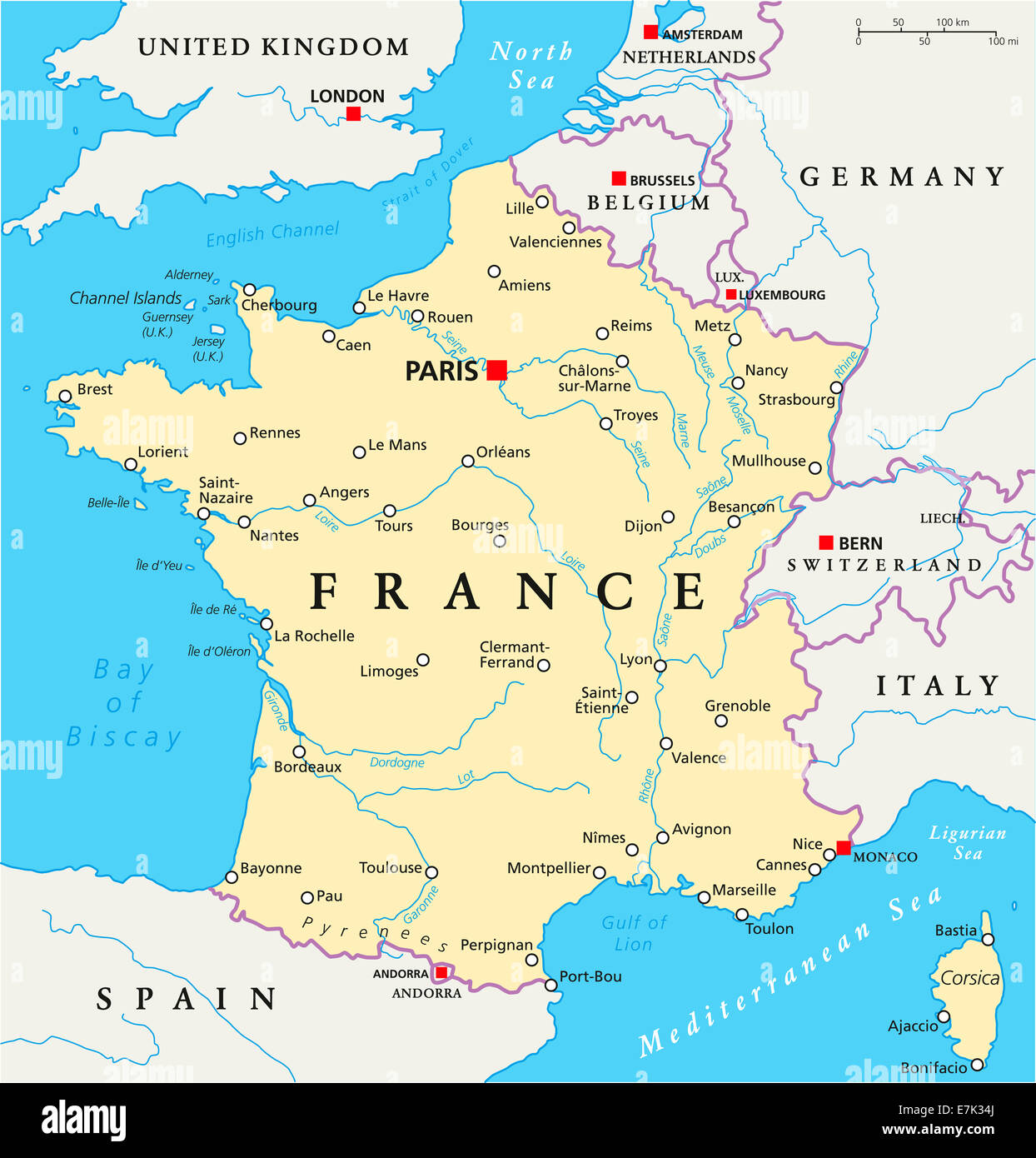 Frankreich politische Karte mit Hauptstadt Paris, Landesgrenzen, die wichtigsten Städte und Flüsse. Englische Beschriftung und Skalierung. Stockfoto