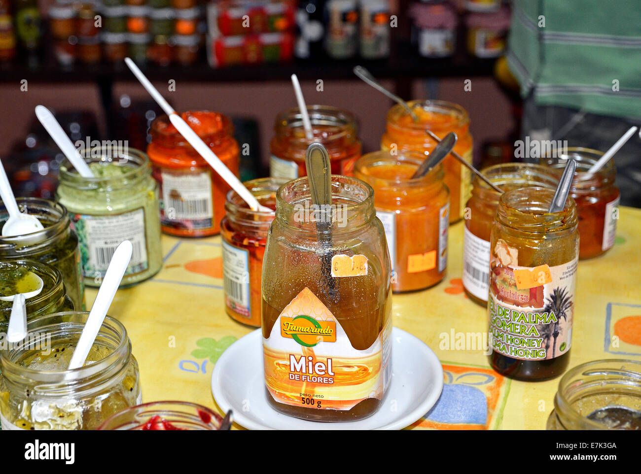 eine Auswahl an Honig aus der Region in einem Geschäft in der Nähe von Puerto Colon Teneriffa, Kanarische Inseln Stockfoto