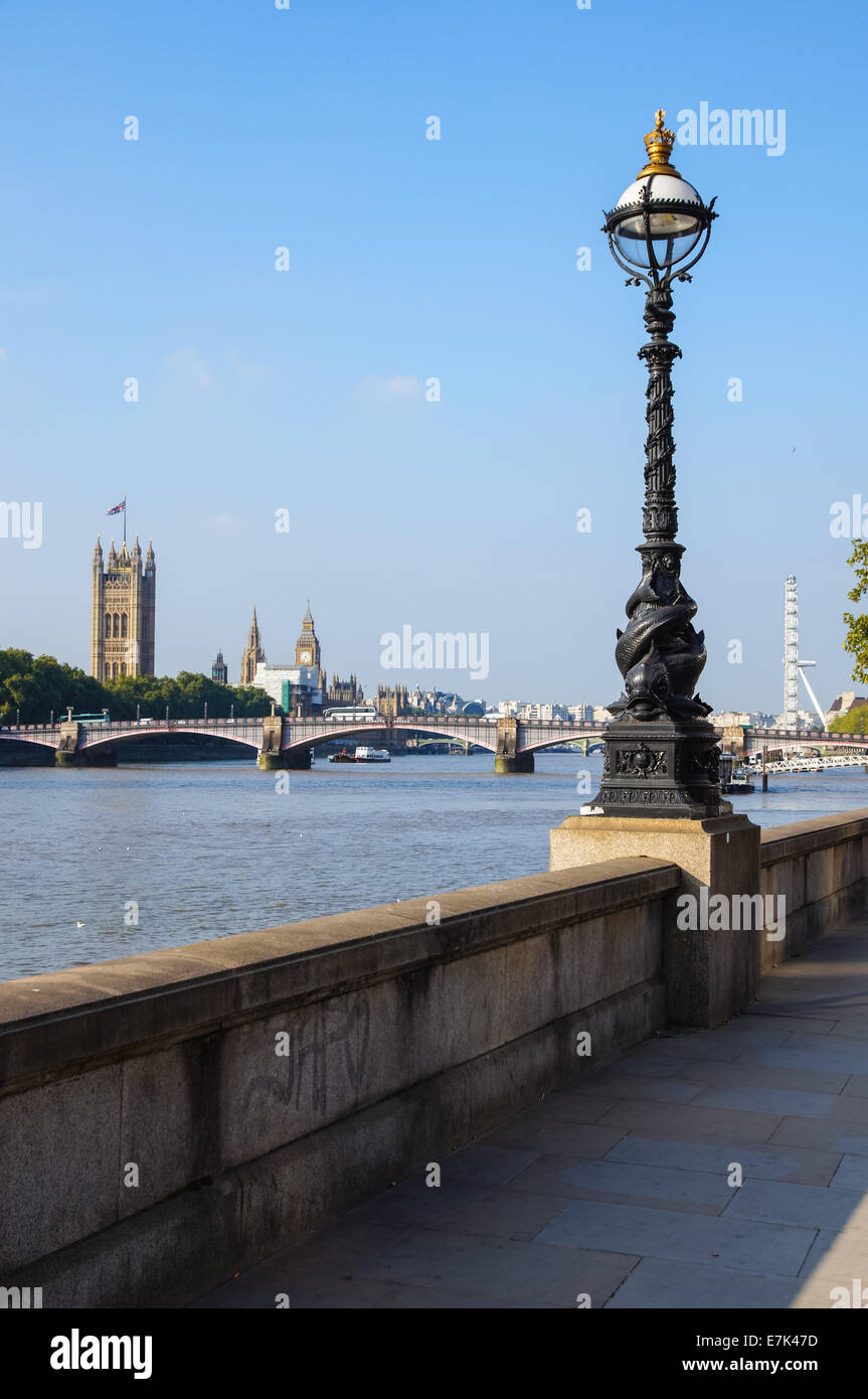 London Eye und die Houses of Parliament von der aus gesehen Albert Embankment in Lambeth London England Vereinigtes Königreich Großbritannien Stockfoto