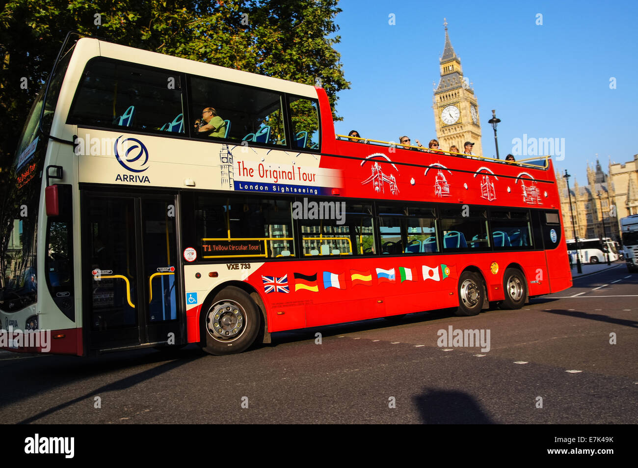 Cabrio-Sightseeing-Bus am Parliament Square in London England Vereinigtes Königreich Großbritannien Stockfoto