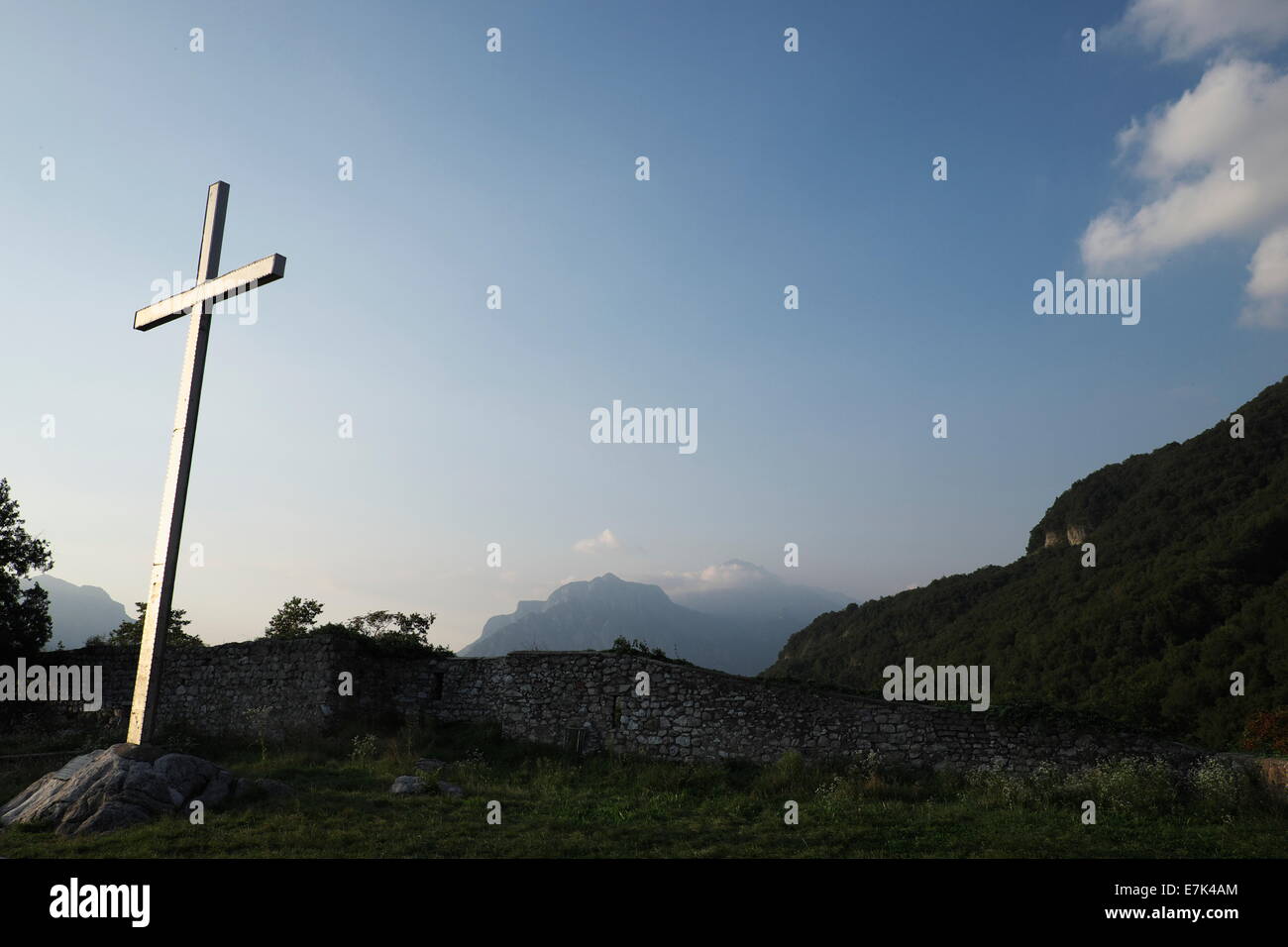 Das Kreuz am nameless Tower, Italien Stockfoto
