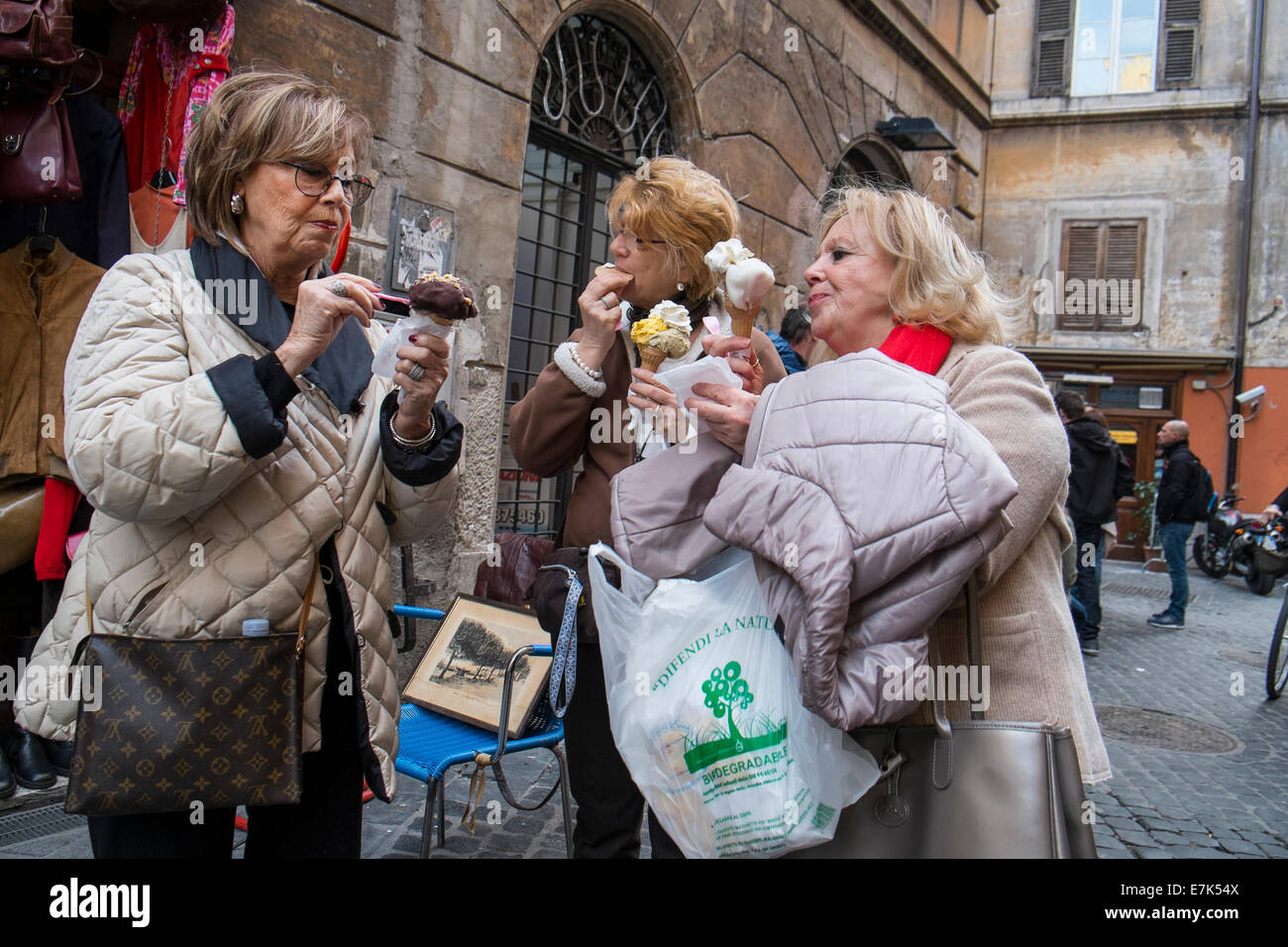Frauen, die Eis essen Stockfoto