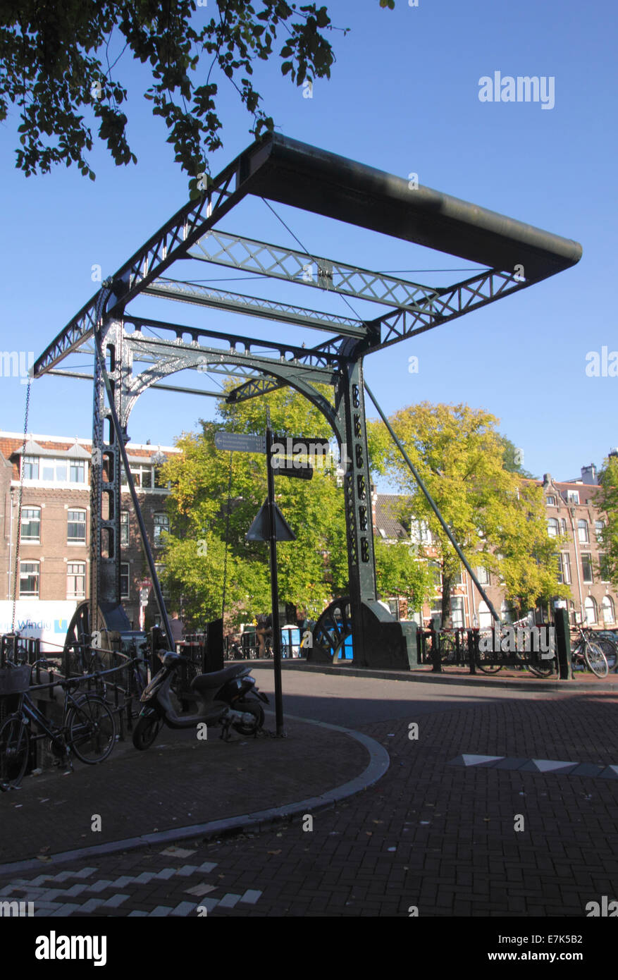 Brücke über Kloveniersburgwal Kanal alte Seite Rotlichtviertel Amsterdam Stockfoto