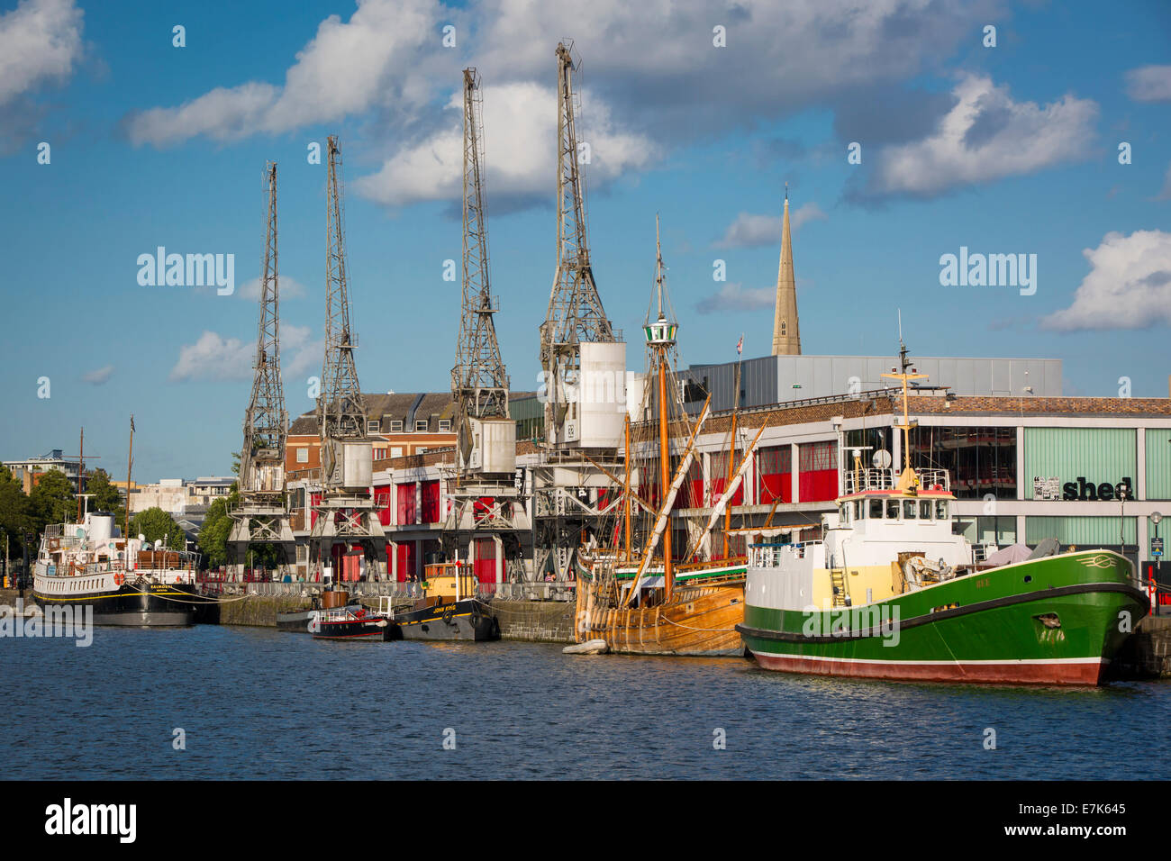 Klassische und historische Schiffe säumen den Kai von Bristols Hafenbecken, Bristol, England Stockfoto