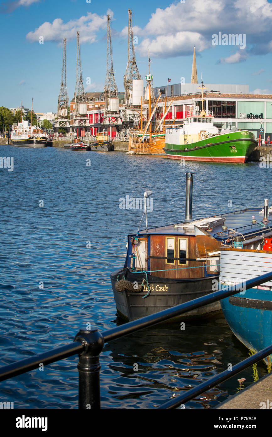 Klassische und historische Schiffe säumen den Kai von Bristols Hafenbecken, Bristol, England Stockfoto