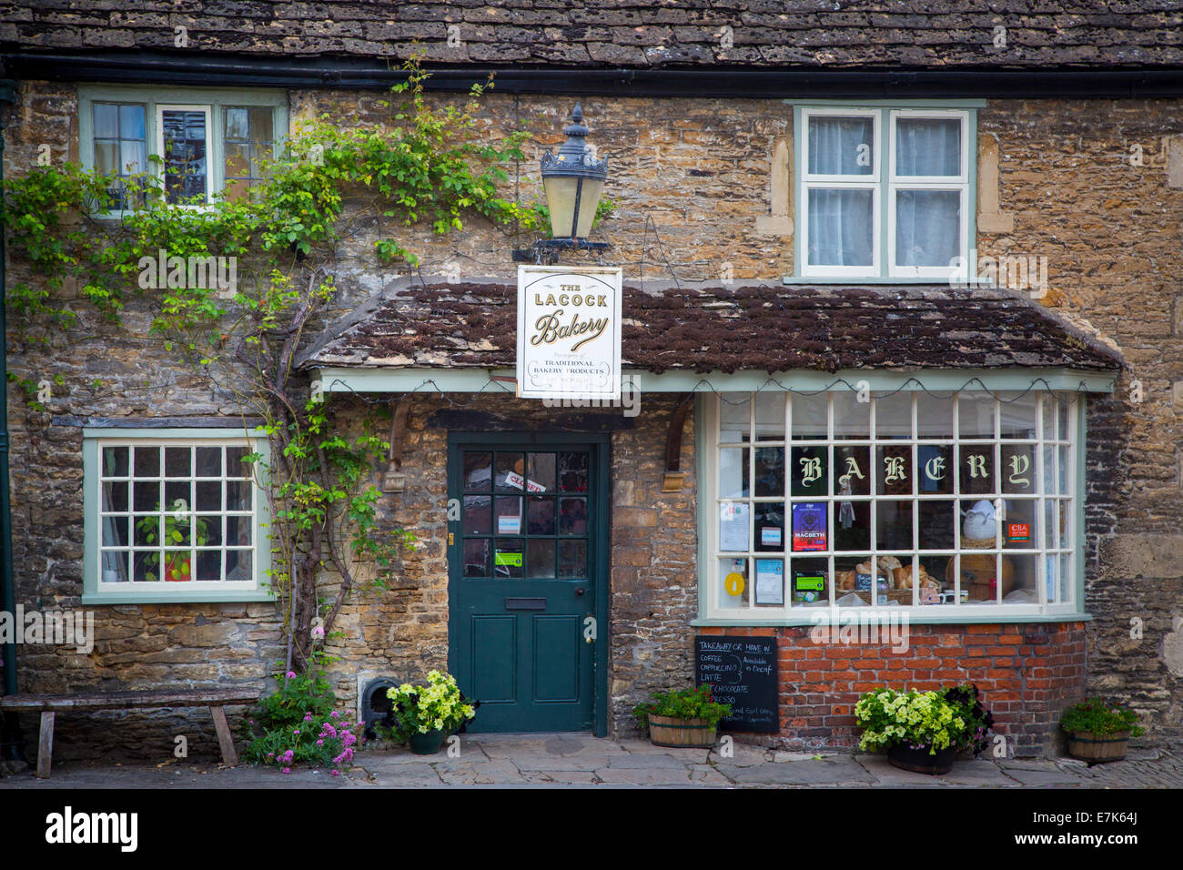 Vor der Bäckerei in Lacock, Cotswolds, Wiltshire, England Stockfoto