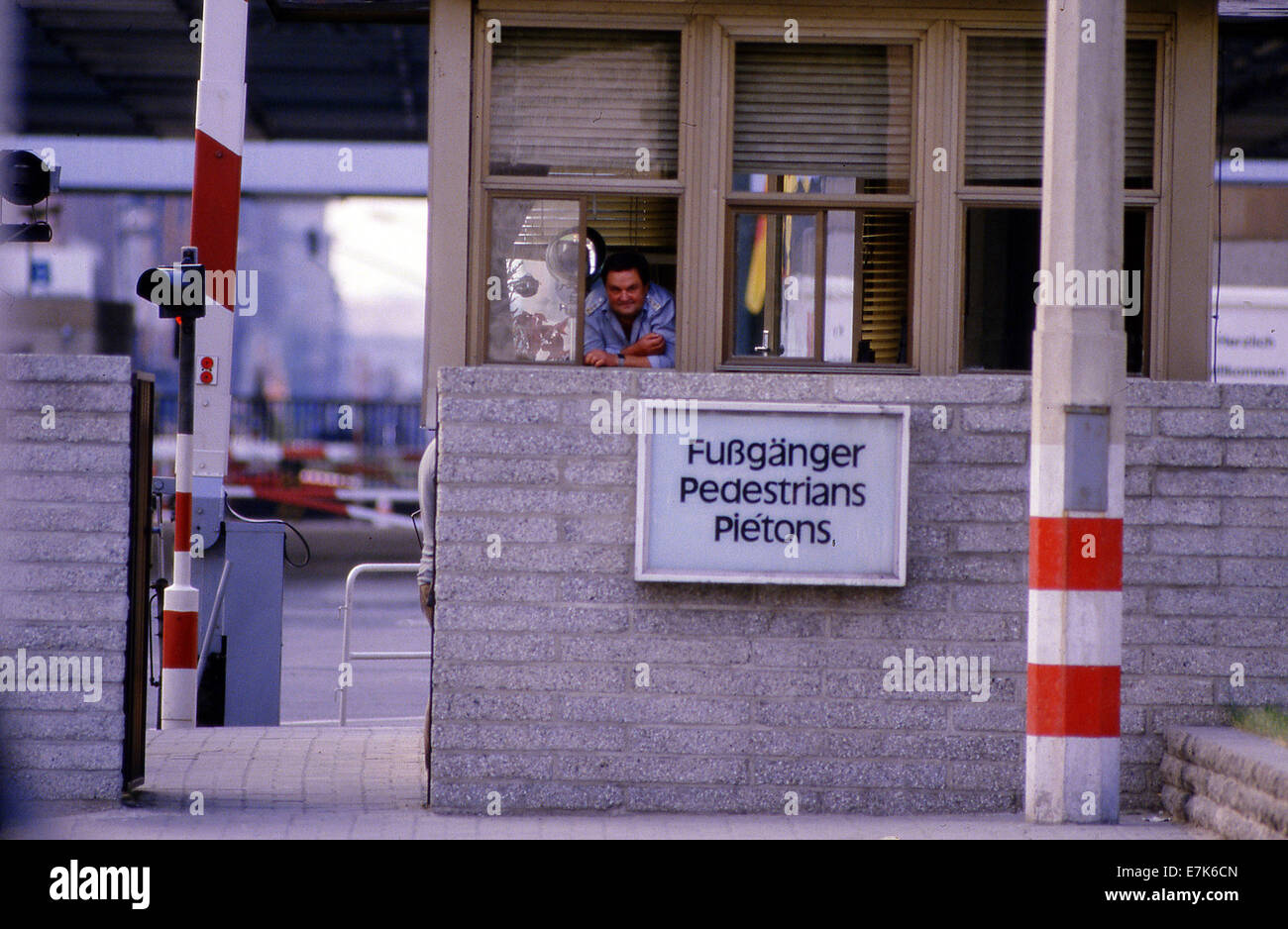 West Berlin, Deutschland. 3. Juli 2007. DDR Grenzsoldaten entlang der Berliner Mauer am 18. Juni 1989 in Westberlin. Der Berliner Mauer im November 1989 nach Druck erlauben ostdeutschen Reisefreiheit zu West. 1989 Scott A. Miller © © Scott A. Miller/ZUMA Wire/ZUMAPRESS.com/Alamy Live News Stockfoto