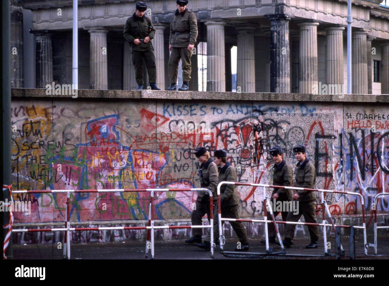 West Berlin, Deutschland. 23. Sep, 2009. DDR Polizei patrouillieren am 14. November 1989 die Berliner Mauer am Brandenburger Tor. Nach den ersten Tagen der offenen Grenze patrouillierten die ostdeutschen routinemäßig die Westseite der Berliner Mauer, die tatsächlich innerhalb des Ost-Berliner saß, um Menschen vor schädlichen it. © 1989 Scott A. Miller © Scott A. Miller/ZUMA Wire/ZUMAPRESS.com/Alamy Live News Stockfoto