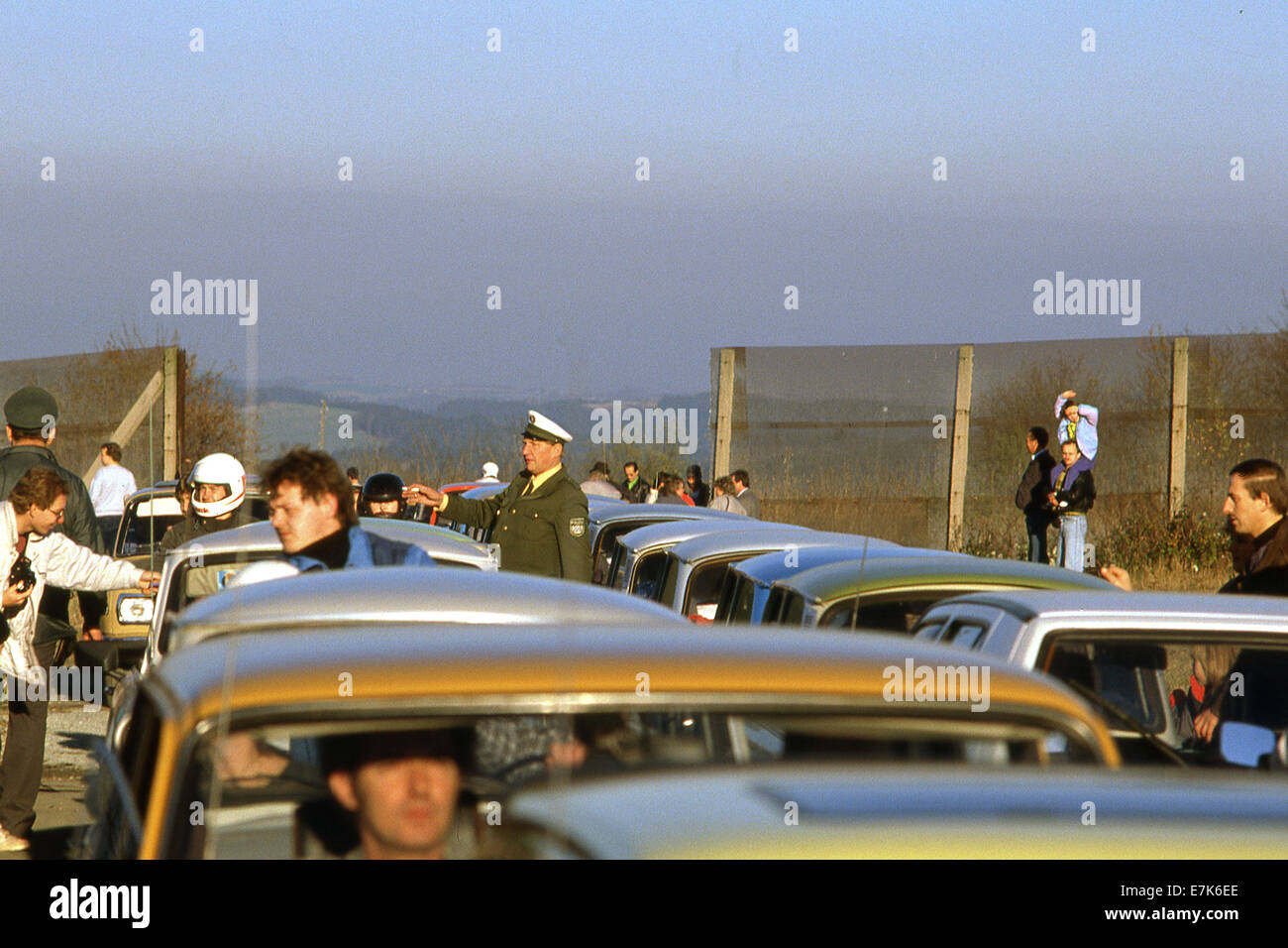 West Berlin, Deutschland. 18. September 2013. Linien des Autos kreuzen durch einen provisorischen Grenzübergang, der in einem Zaun in der innerdeutschen Grenze am 10. November 1989 in der Nähe von Hof, Westdeutschland geschnitten wurde. Die Grenzen zwischen Ost- und Westdeutschland waren 9. November 1989 zum ersten Mal seit fast 40 Jahren eröffnet worden. © 1989 Scott A. Miller. © Scott A. Miller/ZUMA Wire/ZUMAPRESS.com/Alamy Live-Nachrichten Stockfoto